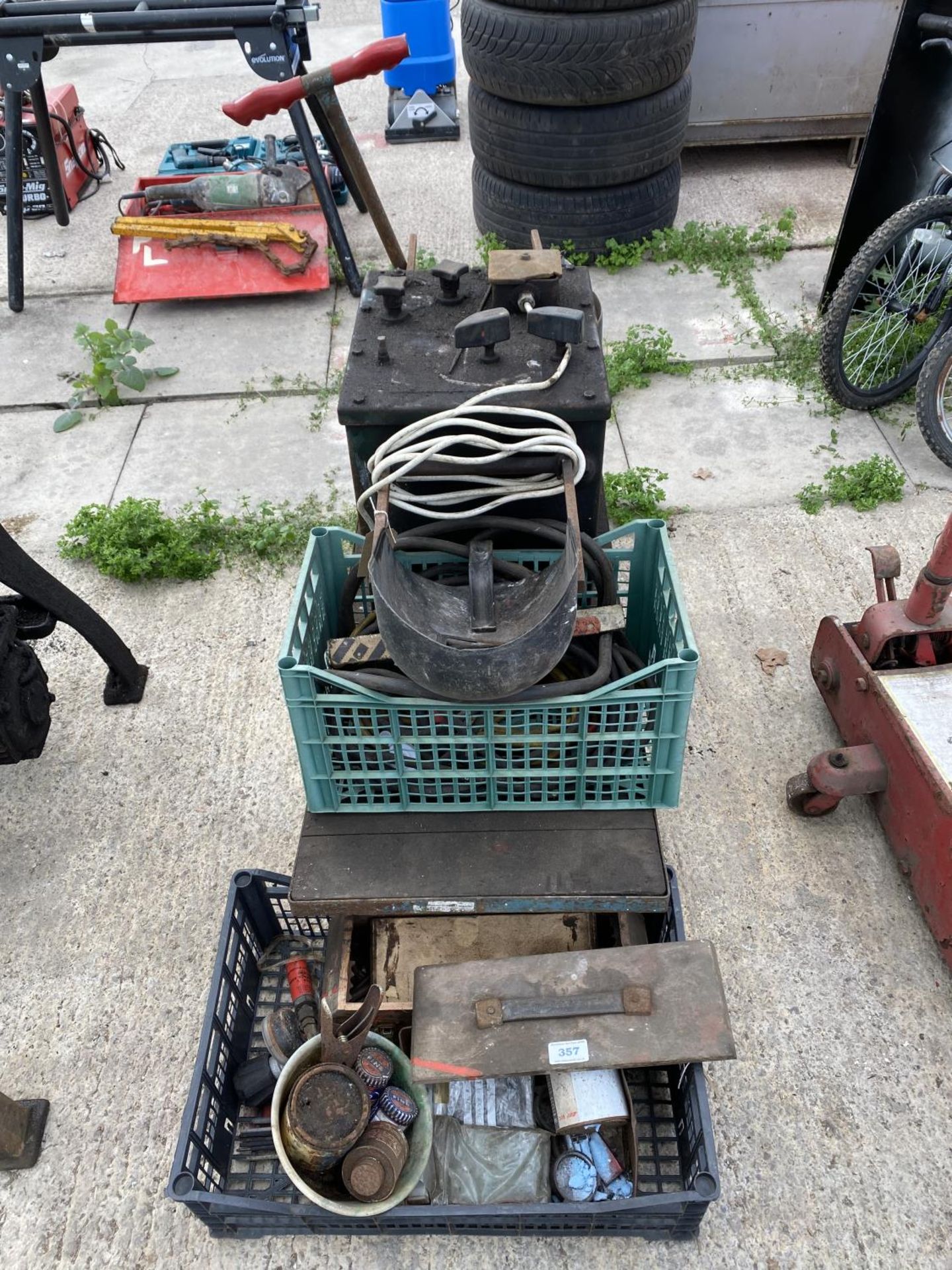 A MIG WELDER ON A TROLLEY BASE TO INCLUDE WELDER ACCESSORIES WORKING WHEN LAST USED+ VAT