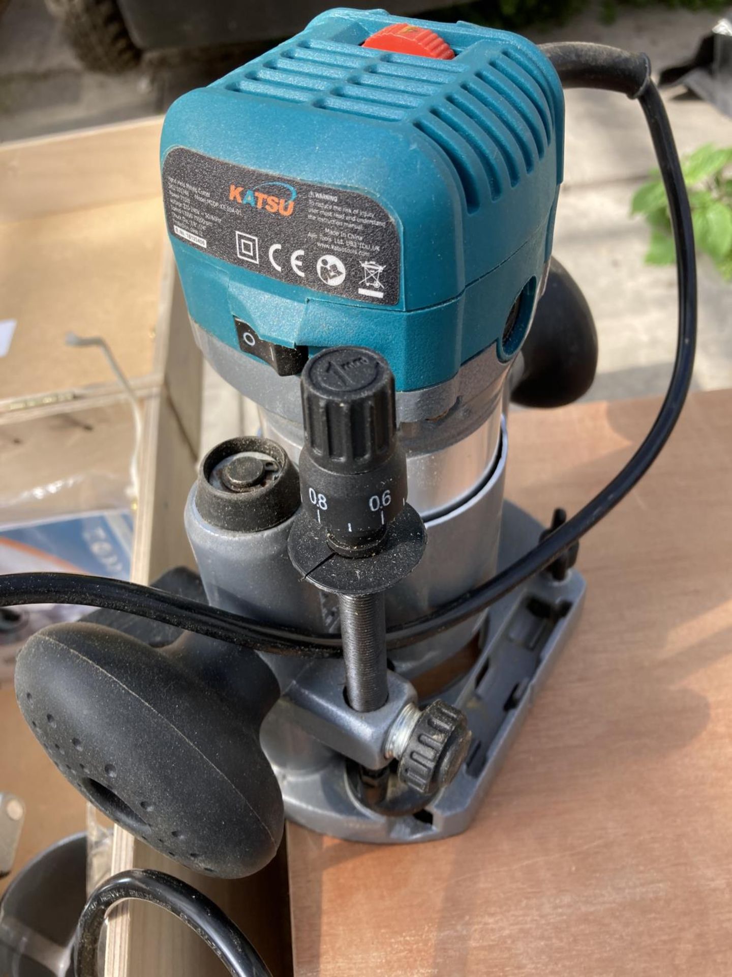 THREE POWER TOOLS TO INCLUDE A KATSU ROUTER PLUNGE TILT, POWER 600W ANGLE GRINDER WITH DISCS AND A - Image 4 of 6