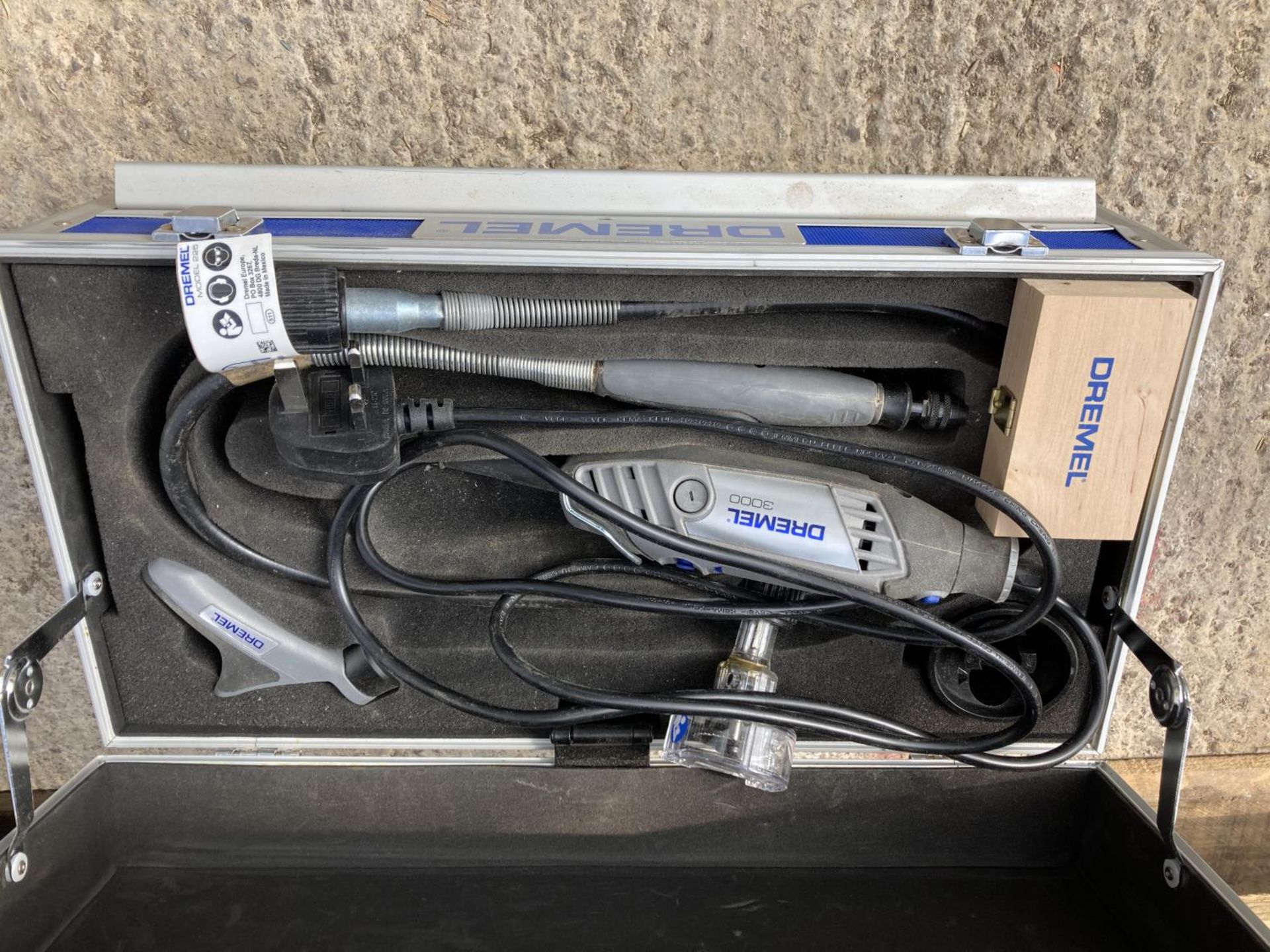 A LARGE QUANTITY OF TOOLS TO INCLUDE A DREMEL 3000, BLACK AND DECKER JIGSAW, VARIOABLE SPEED - Image 3 of 5