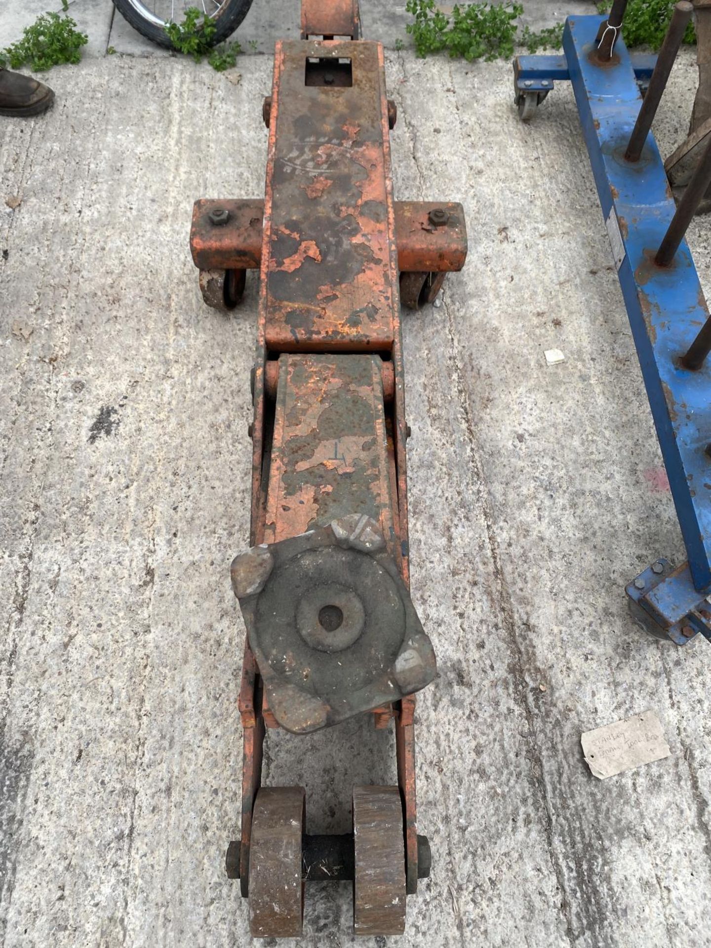 A LARGE INDUSTRIAL TROLLEY JACK + VAT - Image 3 of 3