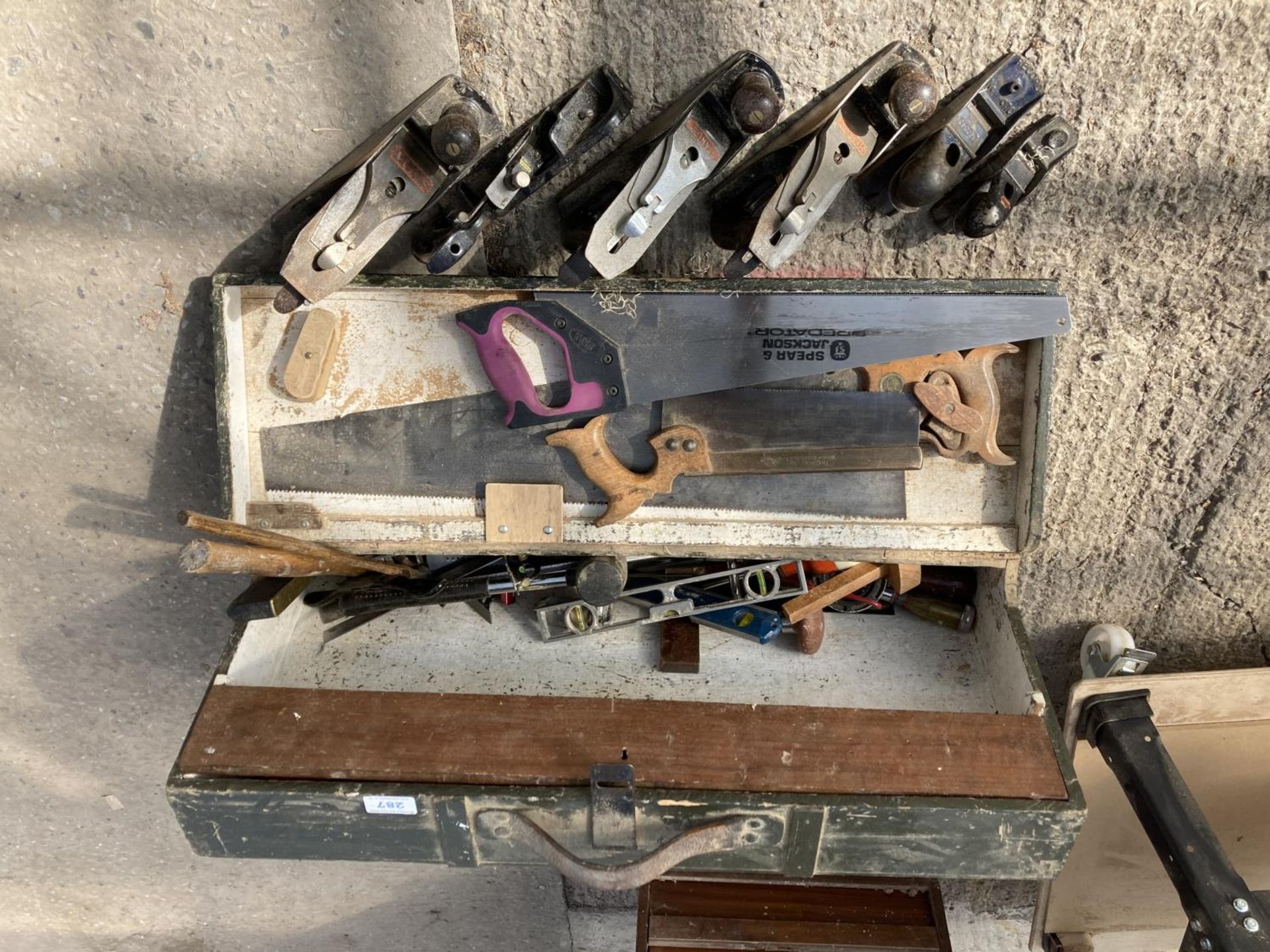 A JOINERS TOOL CHEST WITH CONTENTS TO INCLUDE STANLEY AND RECORD PLANES SAWS, CHISELS ETC NO VAT