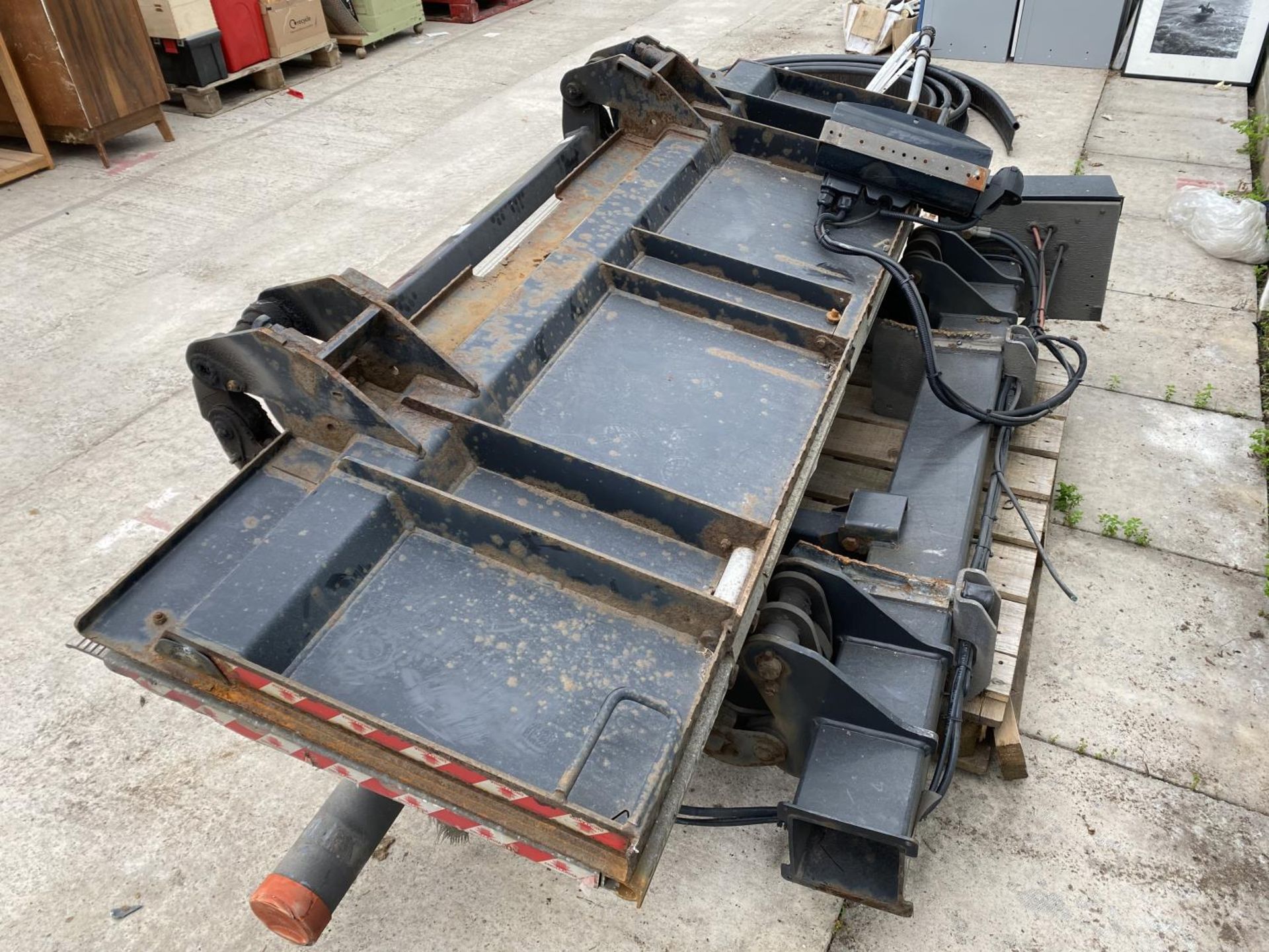 A D.HOLLANDIA TAIL LIFT 1500 KG. BELIEVED WORKING NO WARRANTY - NO VAT - Image 6 of 6