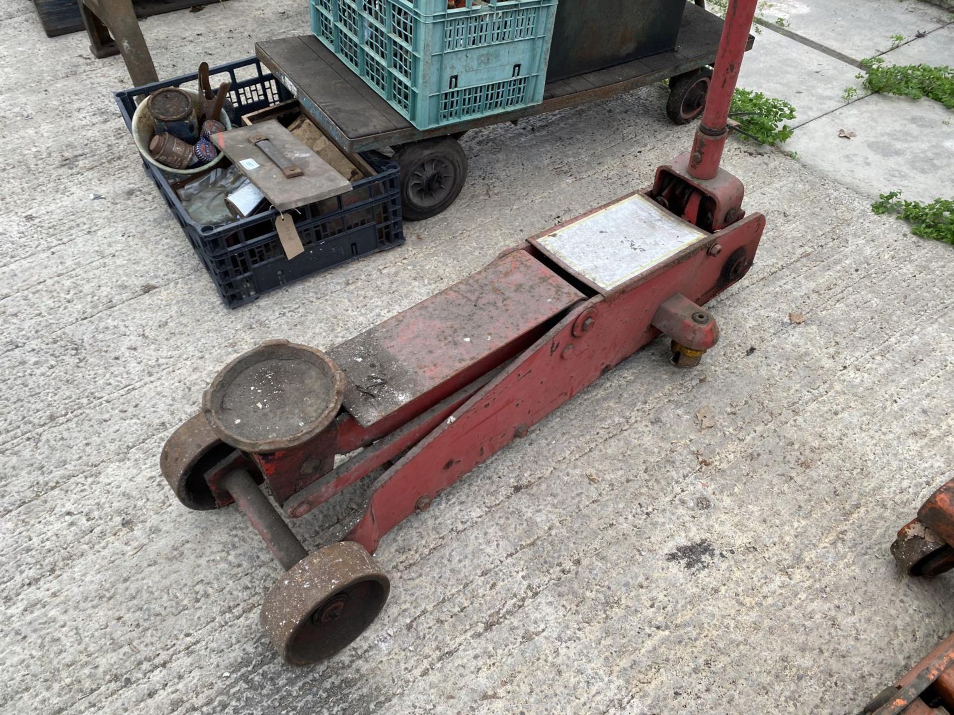 A RED TROLLEY JACK + VAT - Image 3 of 4