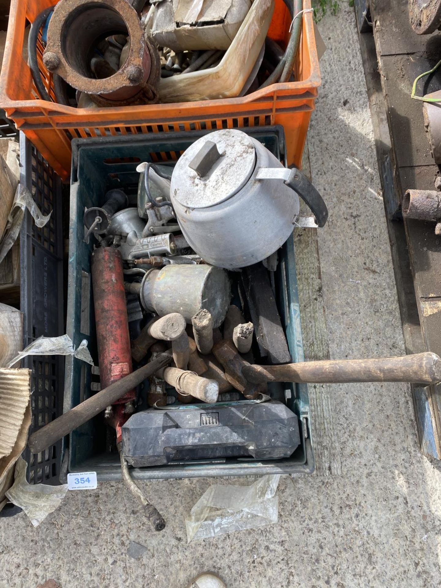 A PALLET OF RIVETS AND HAND TOOLS + VAT - Image 3 of 5