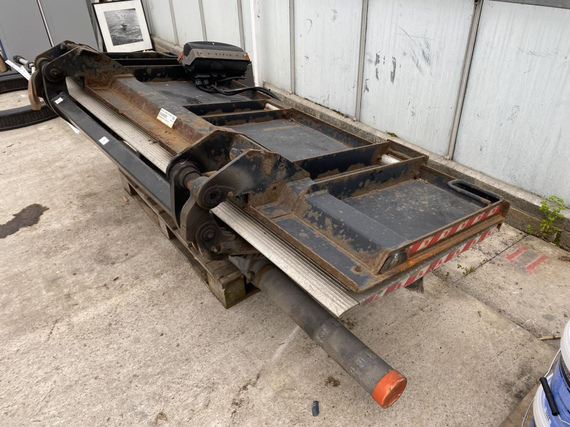 A D.HOLLANDIA TAIL LIFT 1500 KG. BELIEVED WORKING NO WARRANTY - NO VAT - Image 5 of 6