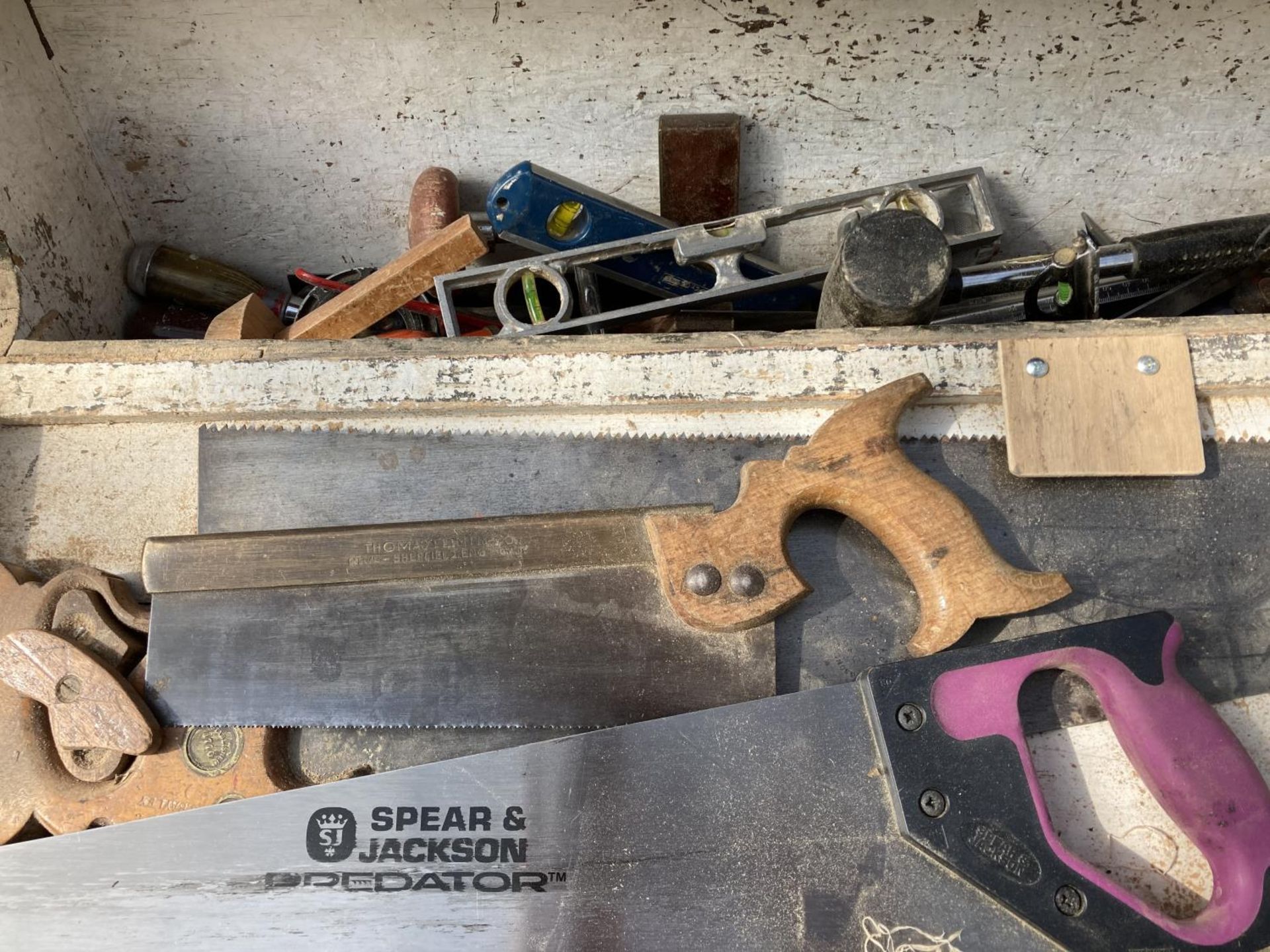 A JOINERS TOOL CHEST WITH CONTENTS TO INCLUDE STANLEY AND RECORD PLANES SAWS, CHISELS ETC NO VAT - Image 3 of 3