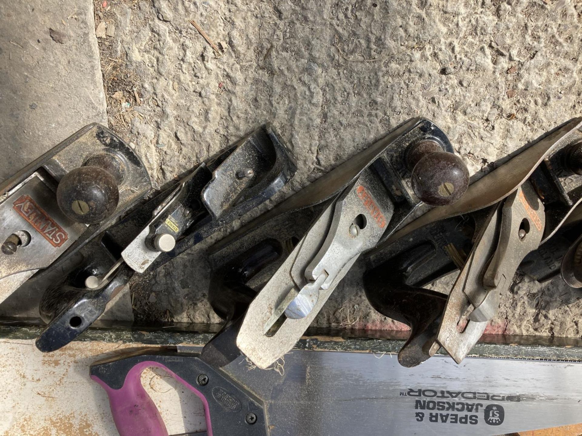 A JOINERS TOOL CHEST WITH CONTENTS TO INCLUDE STANLEY AND RECORD PLANES SAWS, CHISELS ETC NO VAT - Image 2 of 3