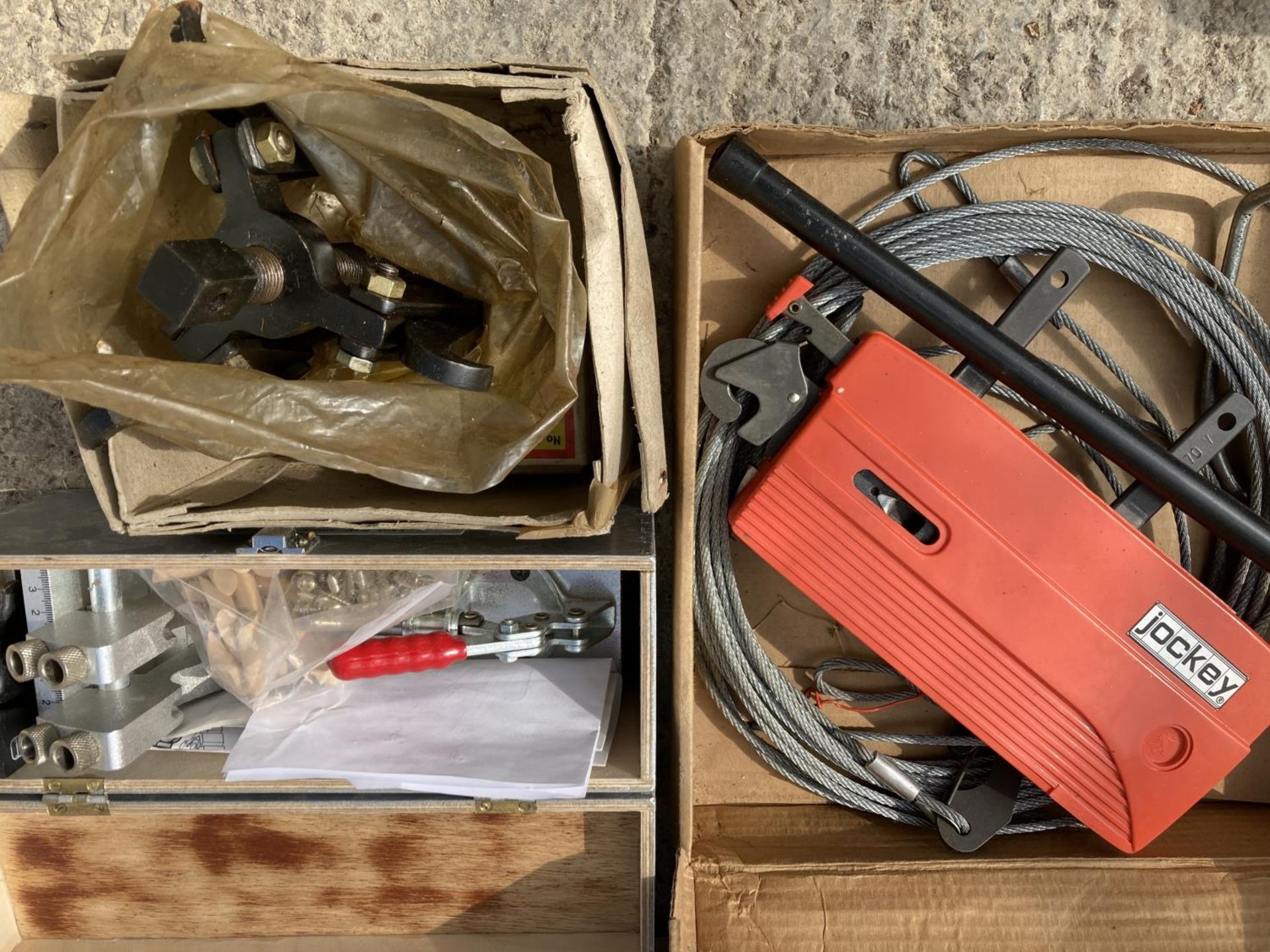 THREE ITEMS TO INCLUDE A JOCKEY WINCH, DUAL ACTION POCKET HOLE JIG AND A CLAMP ETC NO VAT