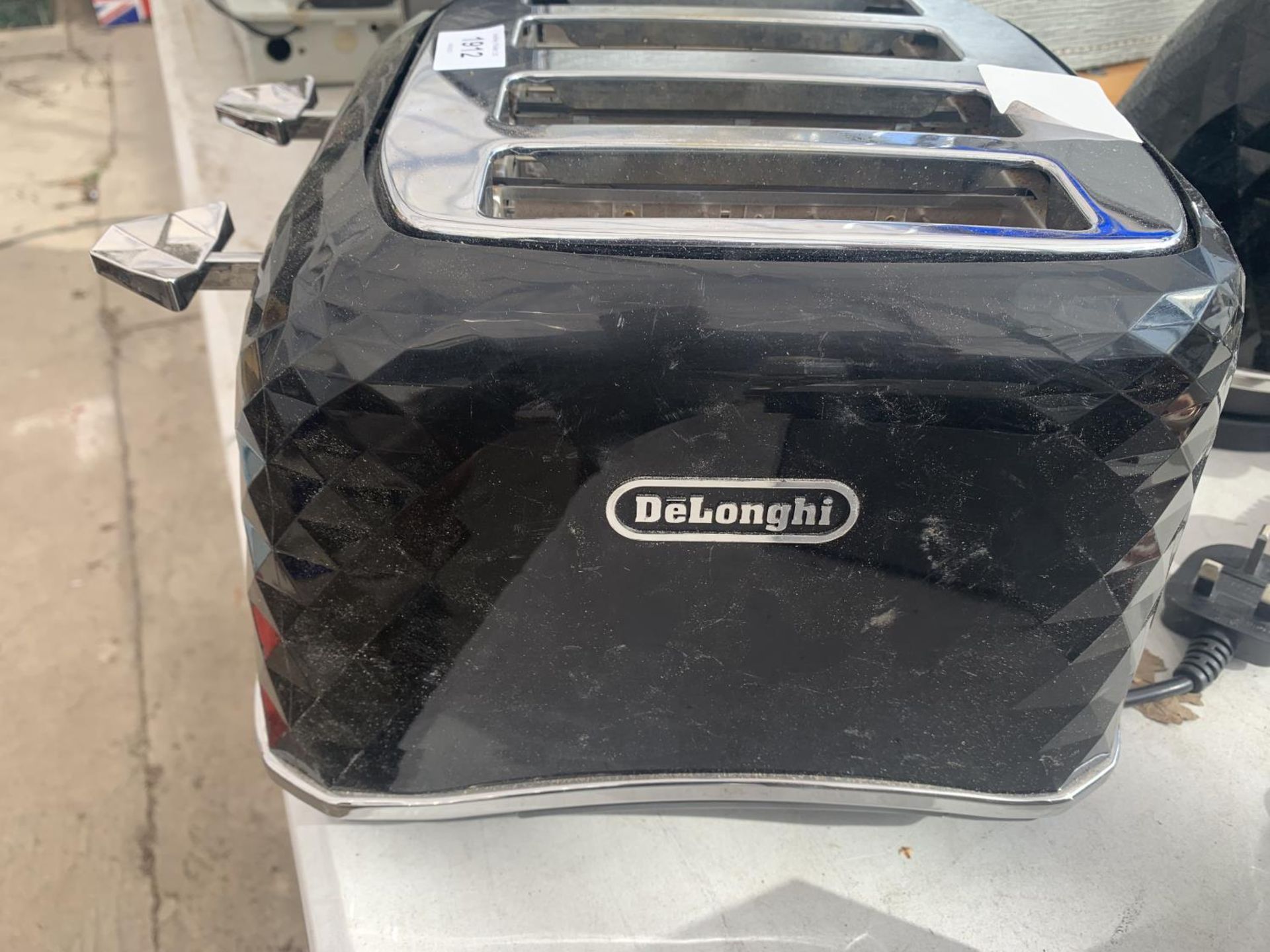 A DELONGHI TOASTER AND KETTLE - Image 2 of 5