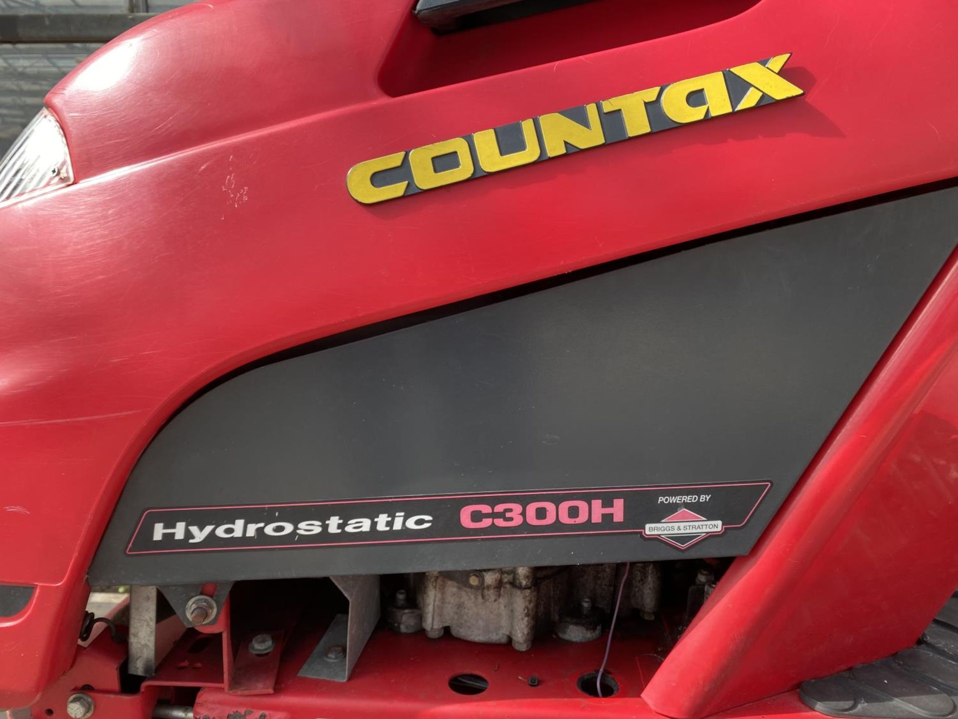 A COUNTAX HYDROSTATIC C300H RIDE ON MOWER, RUNNER - NO WARRANTY,(CUTTER NEEDS ATTENTION) NO VAT - Image 2 of 4