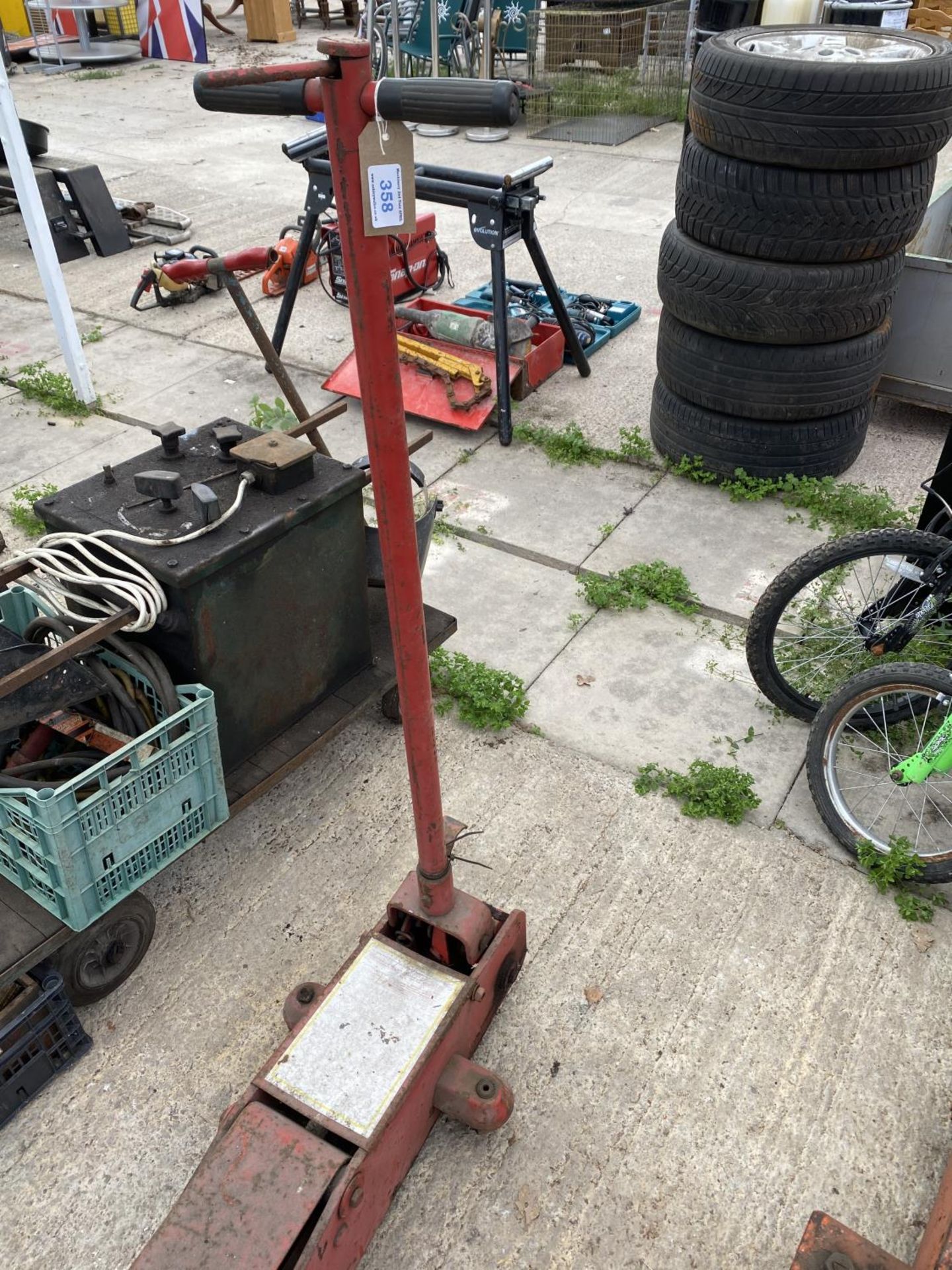 A RED TROLLEY JACK + VAT - Image 4 of 4