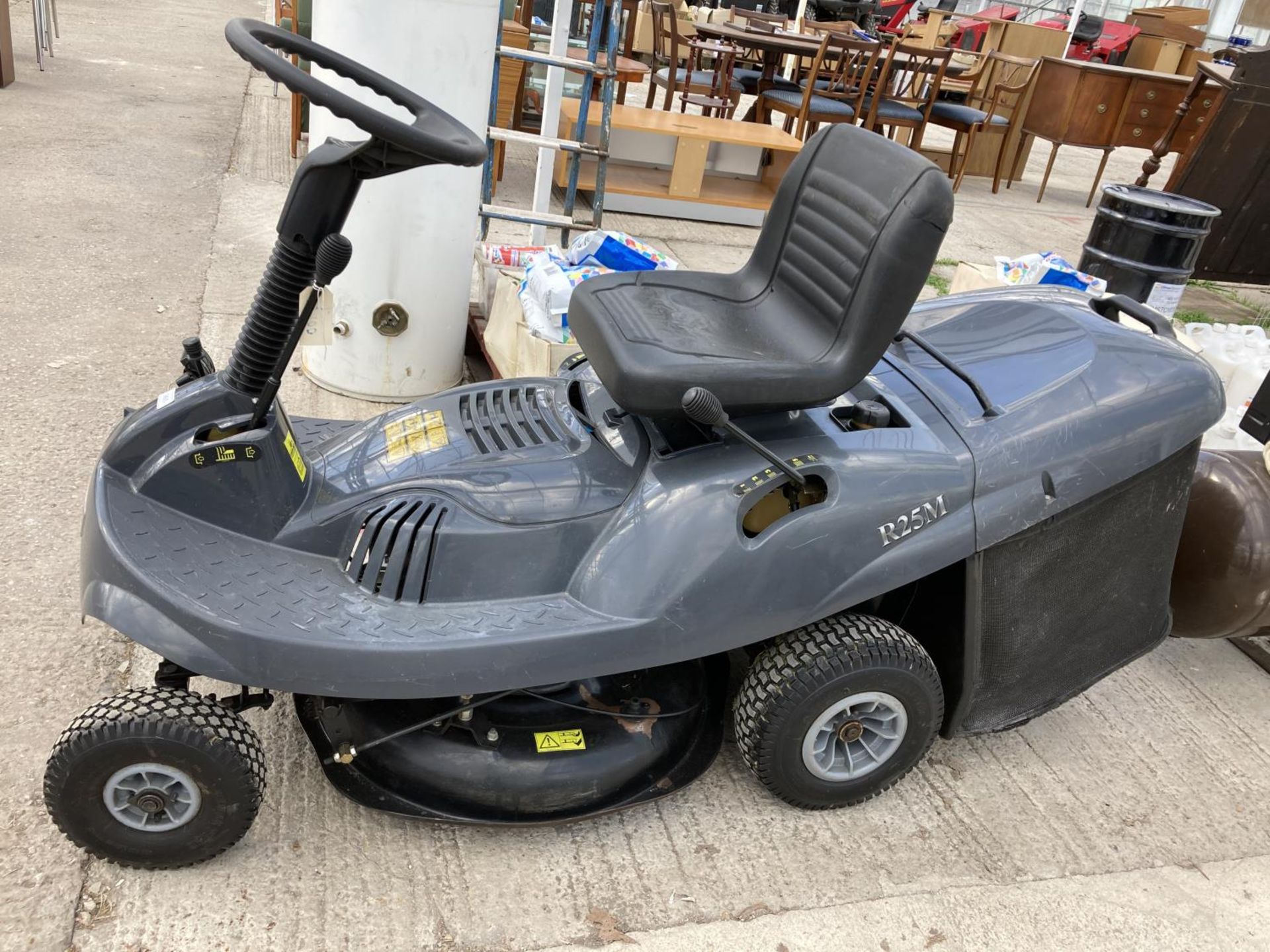 A MOUNTFIELD R25 MANUAL LAWN TRACTOR WITH ELECTRIC START AND GRASS BOX BELIEVED WORKING BUT NO