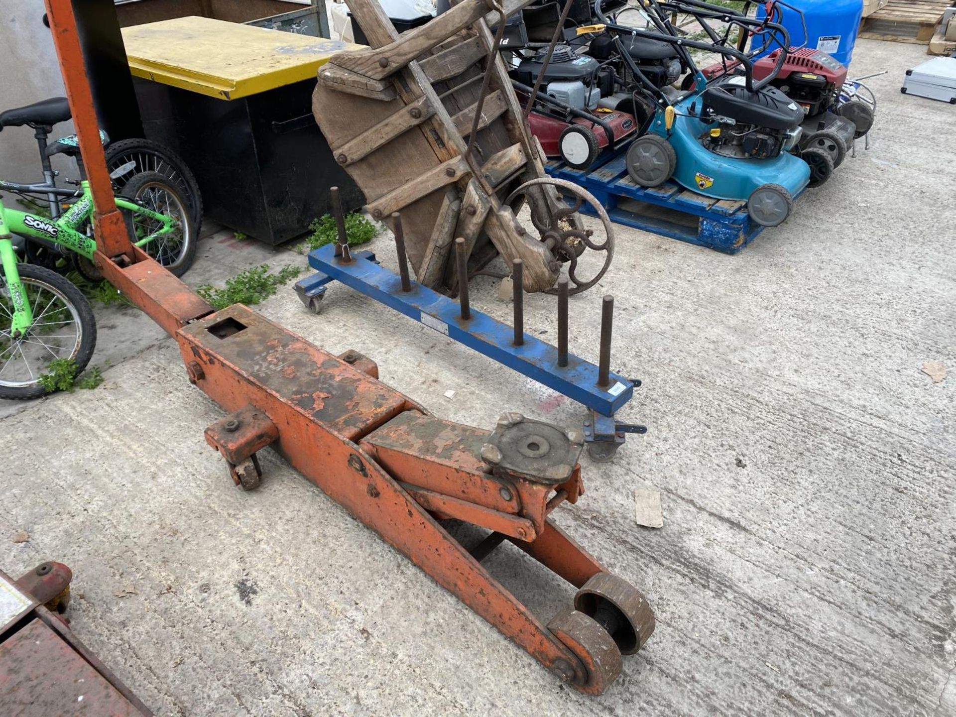 A LARGE INDUSTRIAL TROLLEY JACK + VAT - Image 2 of 3