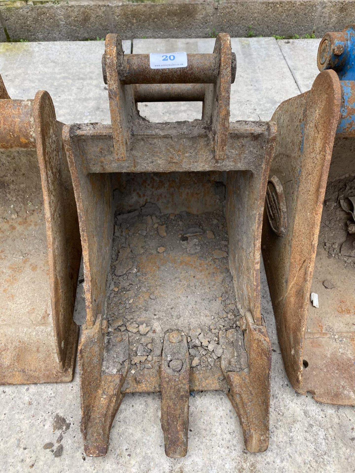 A DIGGER BUCKET 12" - N0 VAT