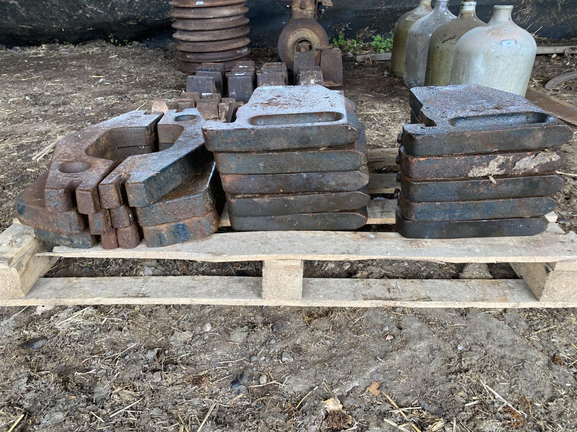 A FULL SET OF ZETOR FRONT TRACTOR WEIGHTS AND BRACKETS (16 PCS) - Image 2 of 3