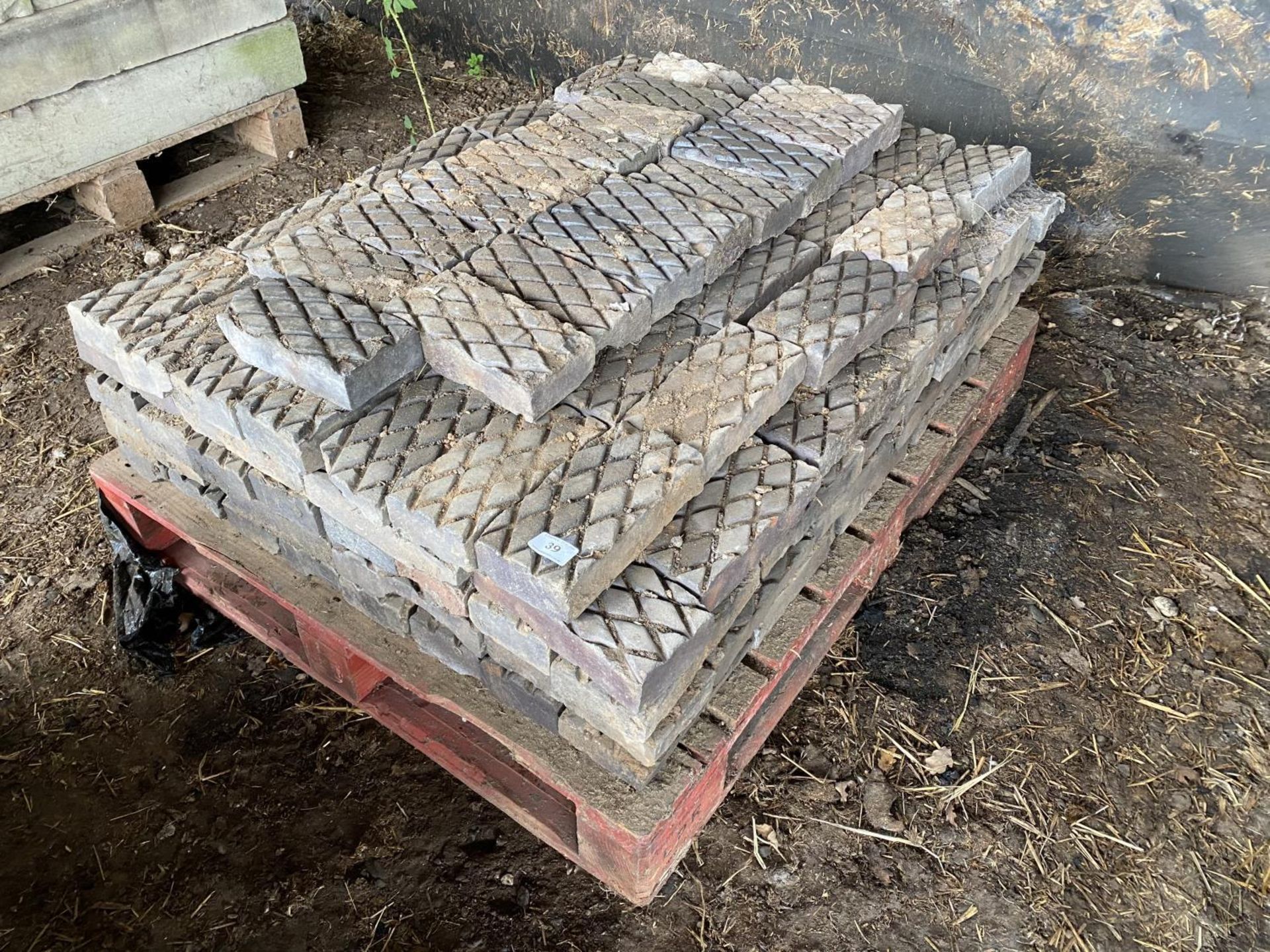 A PALLET OF STAFFORDSHIRE BLUE DIAMOND BRICKS APPROX 260 GRADE 2