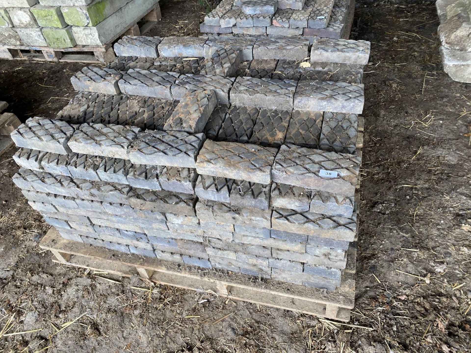 A PALLET OF STAFFORDSHIRE BLUE DIAMOND BRICKS APPROX 400 GRADE 1