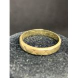 A 9 CARAT YELLOW GOLD WEDDING BAND WITH X MARK DECORATION - 2 GRAMS, RING SIZE N