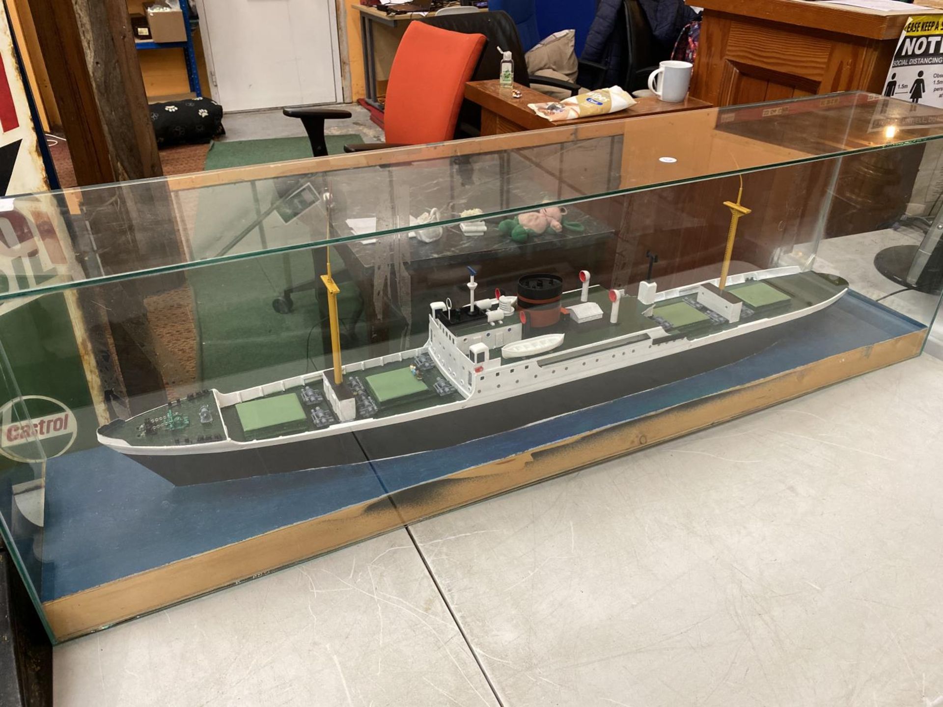 A VERY LARGE GLASS BOXED MODEL STEAM LINER 123CM X 27CM X 37CM