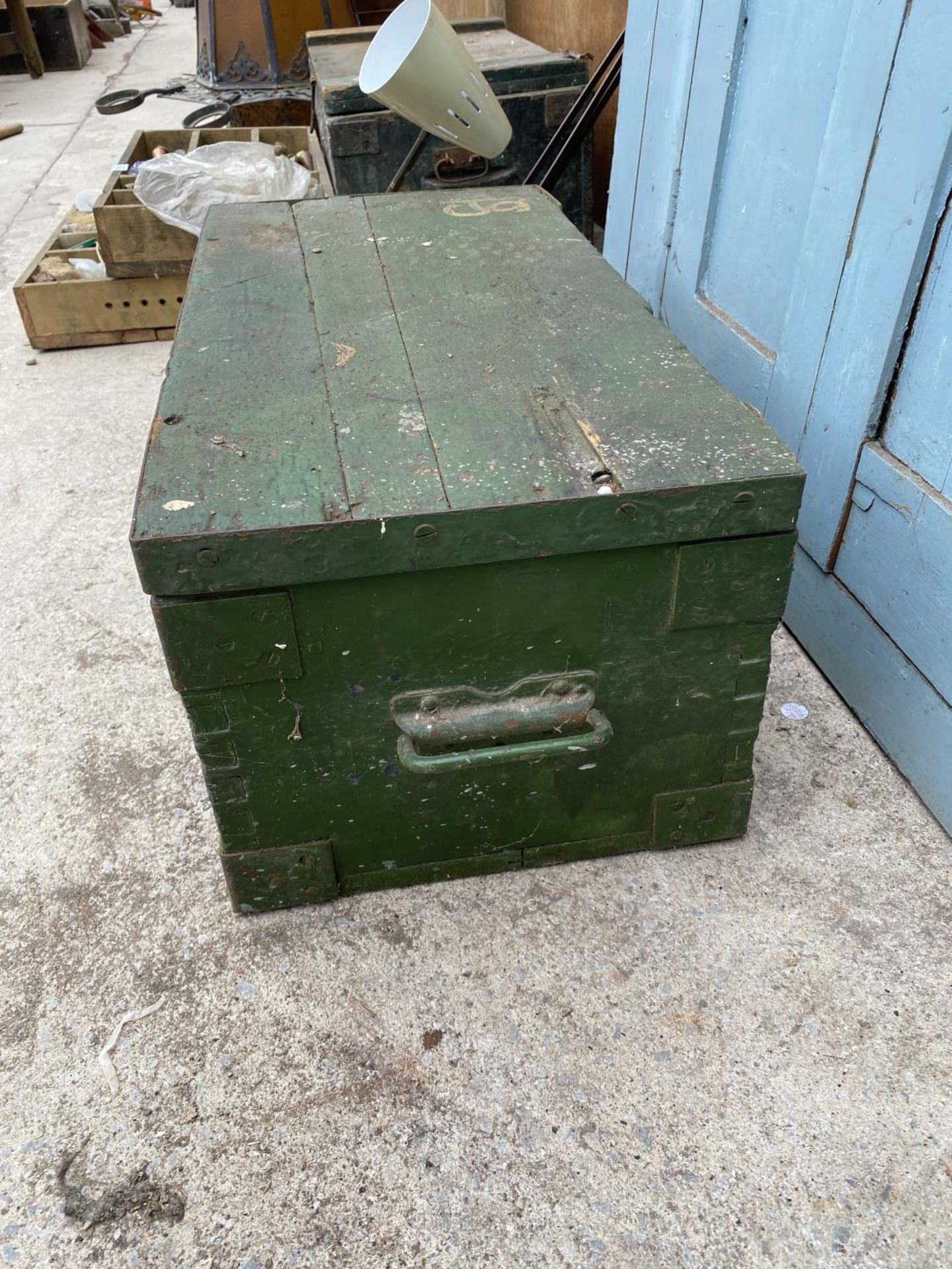 A WOODEN DOOR AND A VINTAGE CHEST WITH ELECTRIC CABLE ETC - Image 5 of 5