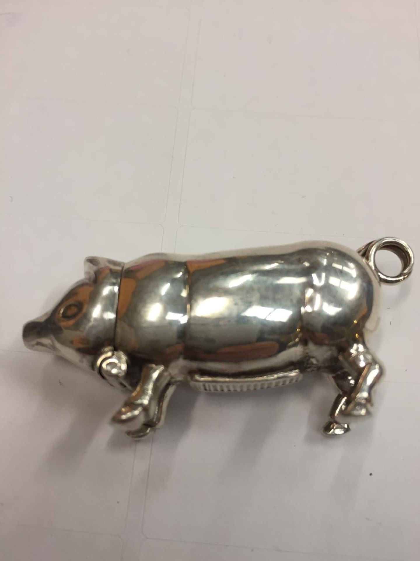 A SILVER VESTA CASE IN THE DESIGN OF A PIG - Image 2 of 4