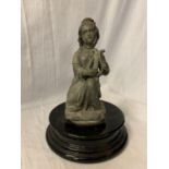 A VINTAGE SPELTER FIGURINE ON A PLINTH IN THE FORM OF AN ANGEL H: 23CM