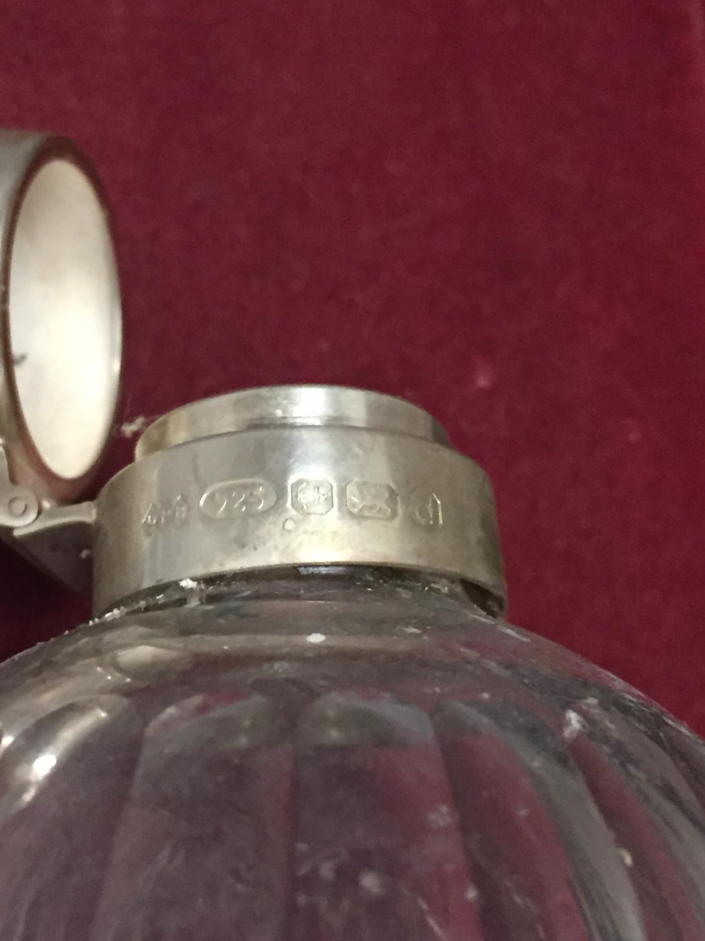 A SCENT BOTTLE WITH A HALLMARKED SILVER AND ENAMEL TOP - Image 6 of 6