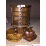 A SMALL MAHOGANY FOUR DRAWER TABLE TOP ITEM AND FOUR FURTHER TREEN DISHES