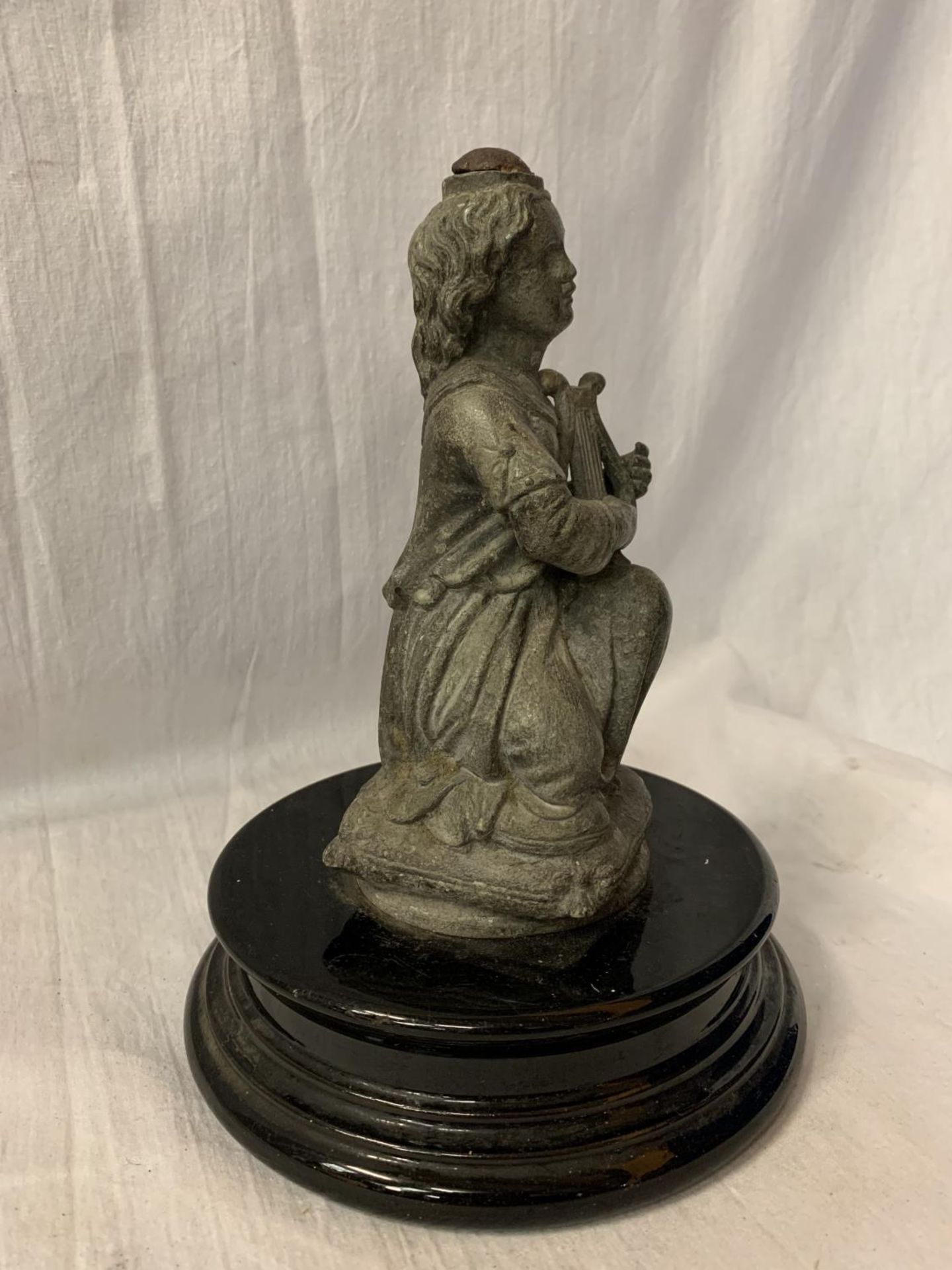A VINTAGE SPELTER FIGURINE ON A PLINTH IN THE FORM OF AN ANGEL H: 23CM - Image 2 of 5