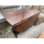 AN 18TH CENTURY STYLE OAK GATE LEG TABLE ON TURNED LEGS 66" X 42"