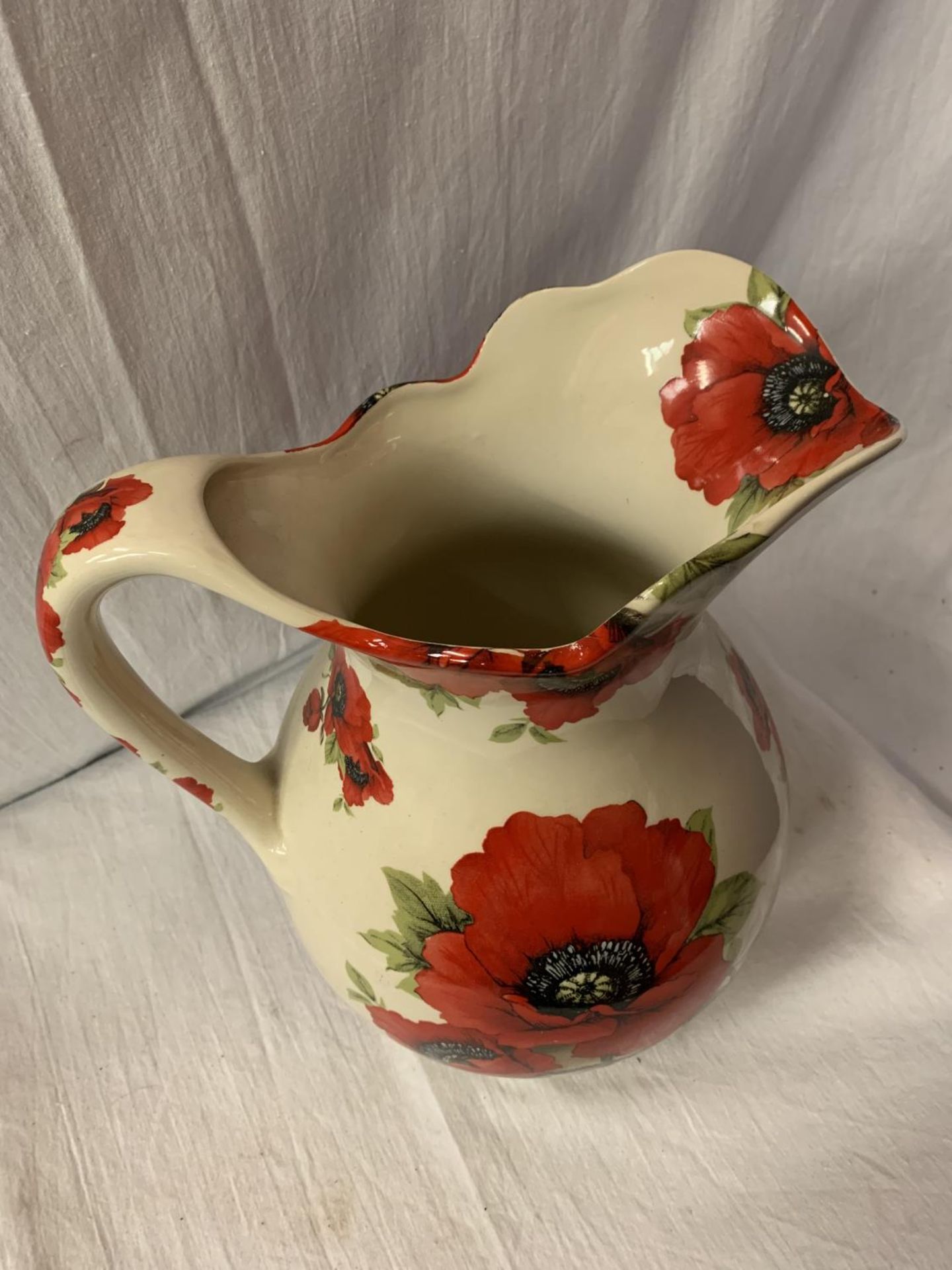 A VERY LARGE JUG BY HERON CROSS POTTERY WITH POPPY DETAIL H: 29CM - Image 4 of 5