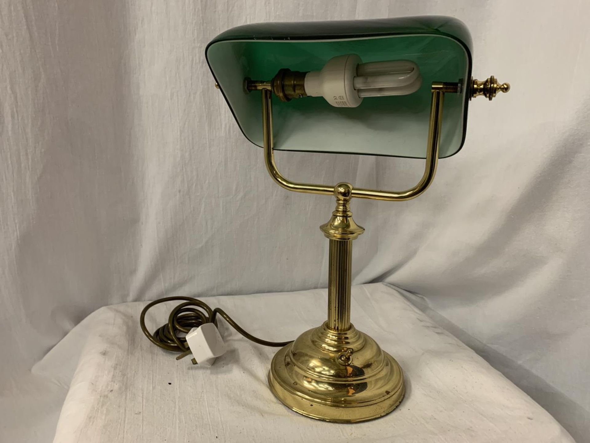 A BRASS BANKER'S DESK LAMP WITH GREEN GLASS SHADE - Image 3 of 4