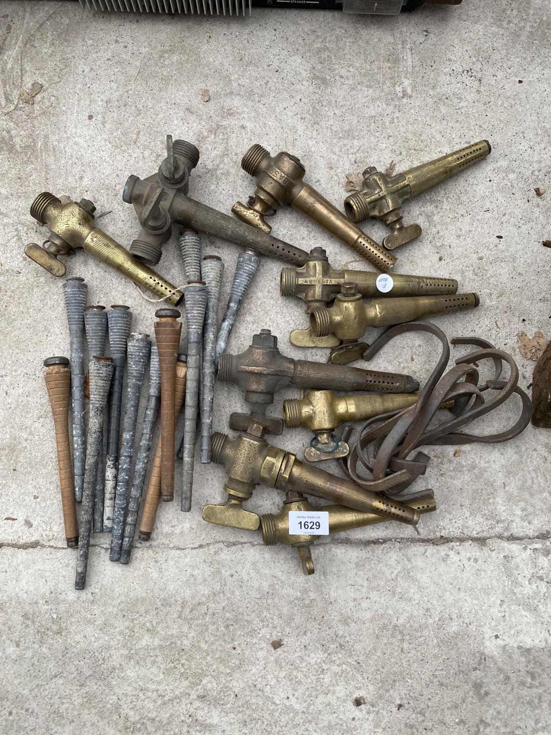 A COLLECTION OF BRASS TAP FITTINGS