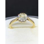 AN 18 CARAT YELLOW GOLD RING WITH DIAMOND SOLITAIRE APPROX 1.0 - 1.2 CARAT - 2.4 GRAMS, RING SIZE