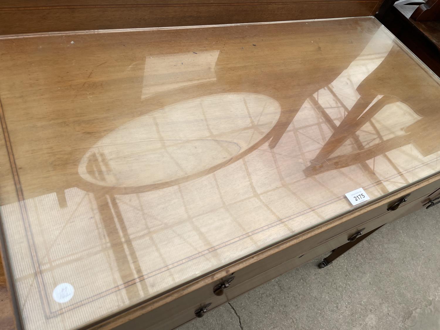 AN EARLY 20TH CENTURY INLAID SATINWOOD DRESSING TABLE WITH OVAL BEVEL EDGE MIRROR, TWO SHORT AND ONE - Image 3 of 4