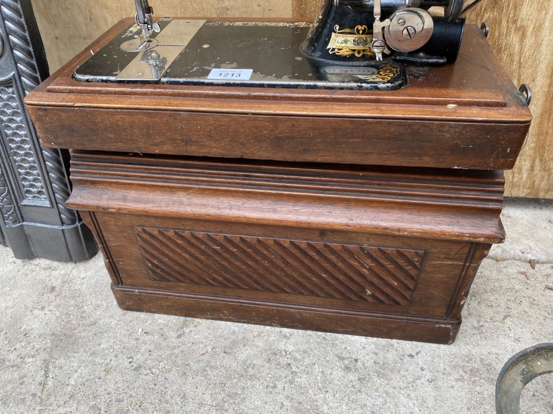 A VINTAGE SINGER SEWING MACHINE WITH WOODEN CARRY CASE - Image 5 of 5