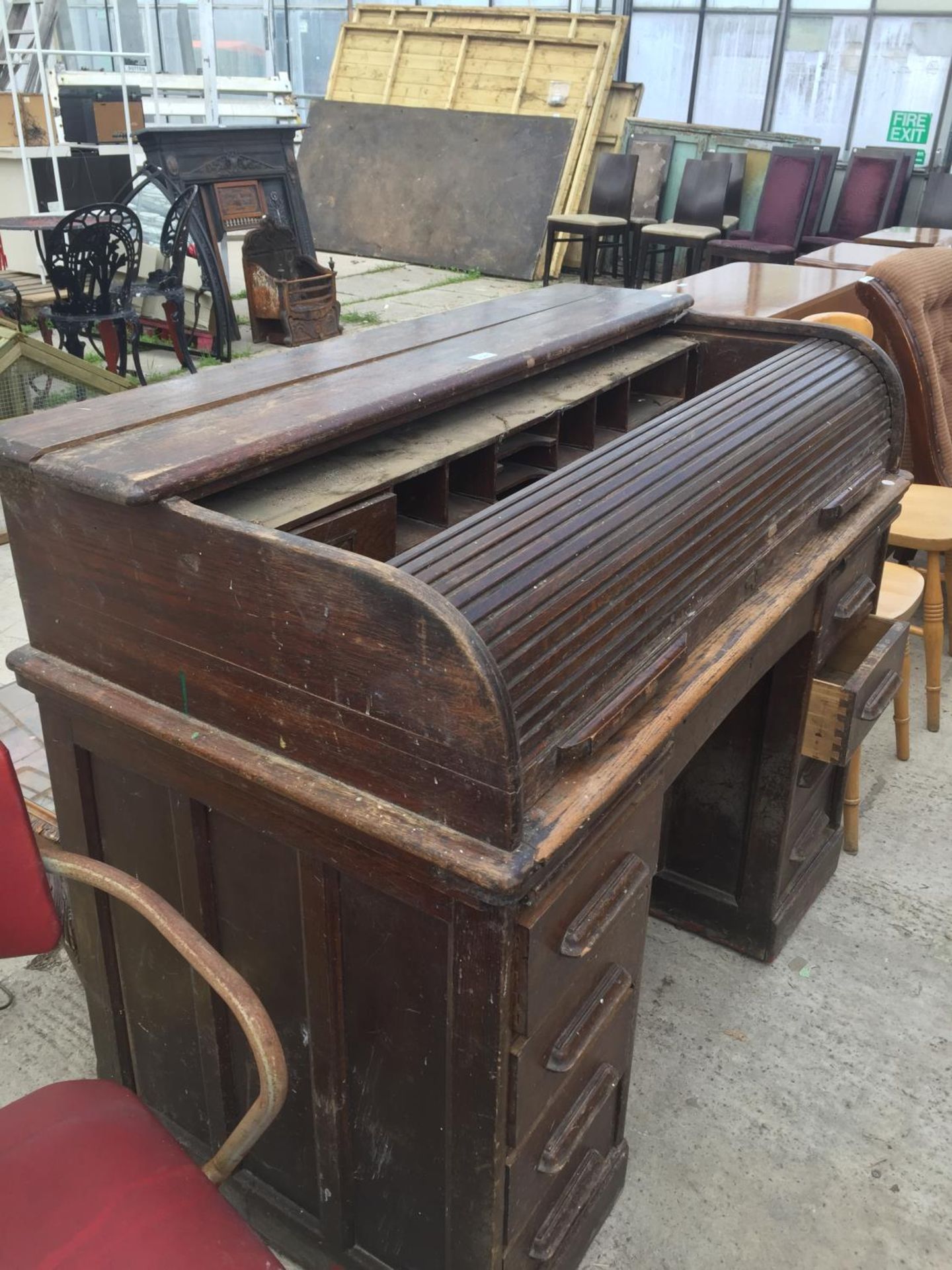 AN EARLY 20TH CENTURY OAK ROLL TOP DESK 47.5" WIDE - Image 7 of 7