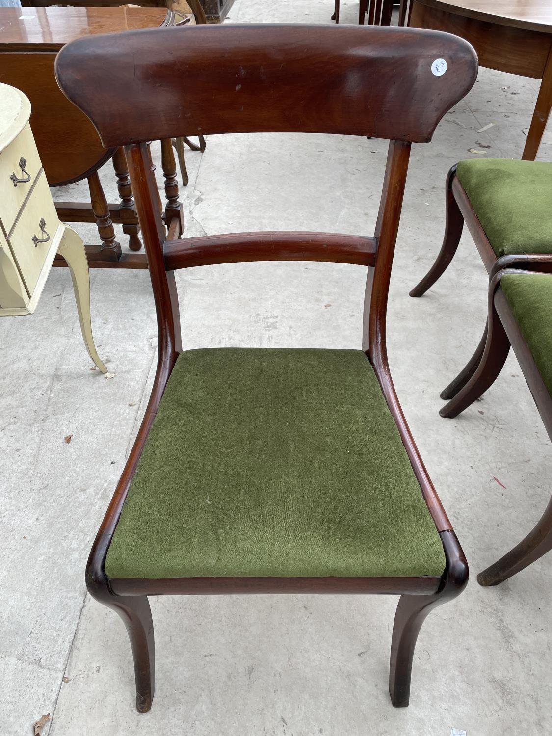 A SET OF FOUR 19TH CENTURY MAHOGANY DINING CHAIRS ON SABRE LEGS - Image 2 of 4