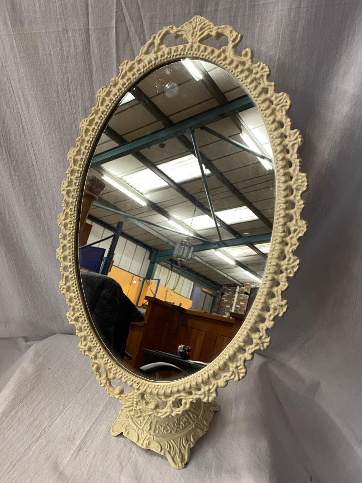 AN ORNATE CREAM METAL DRESSING TABLE SWING MIRROR H: 61CM - Image 2 of 4