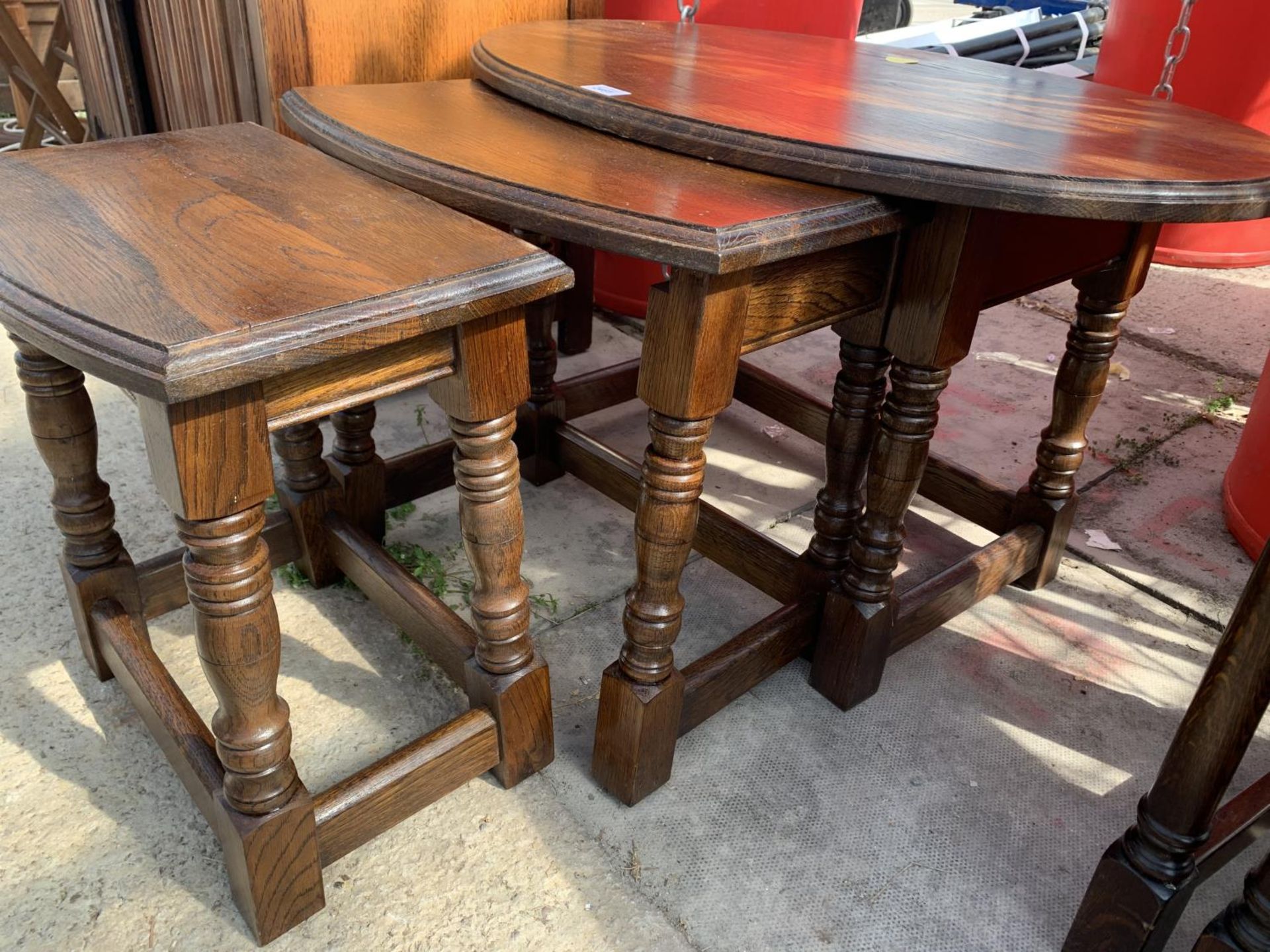 AN OVAL NEST OF THREE TABLES ON TURNED LEGS - Image 3 of 4