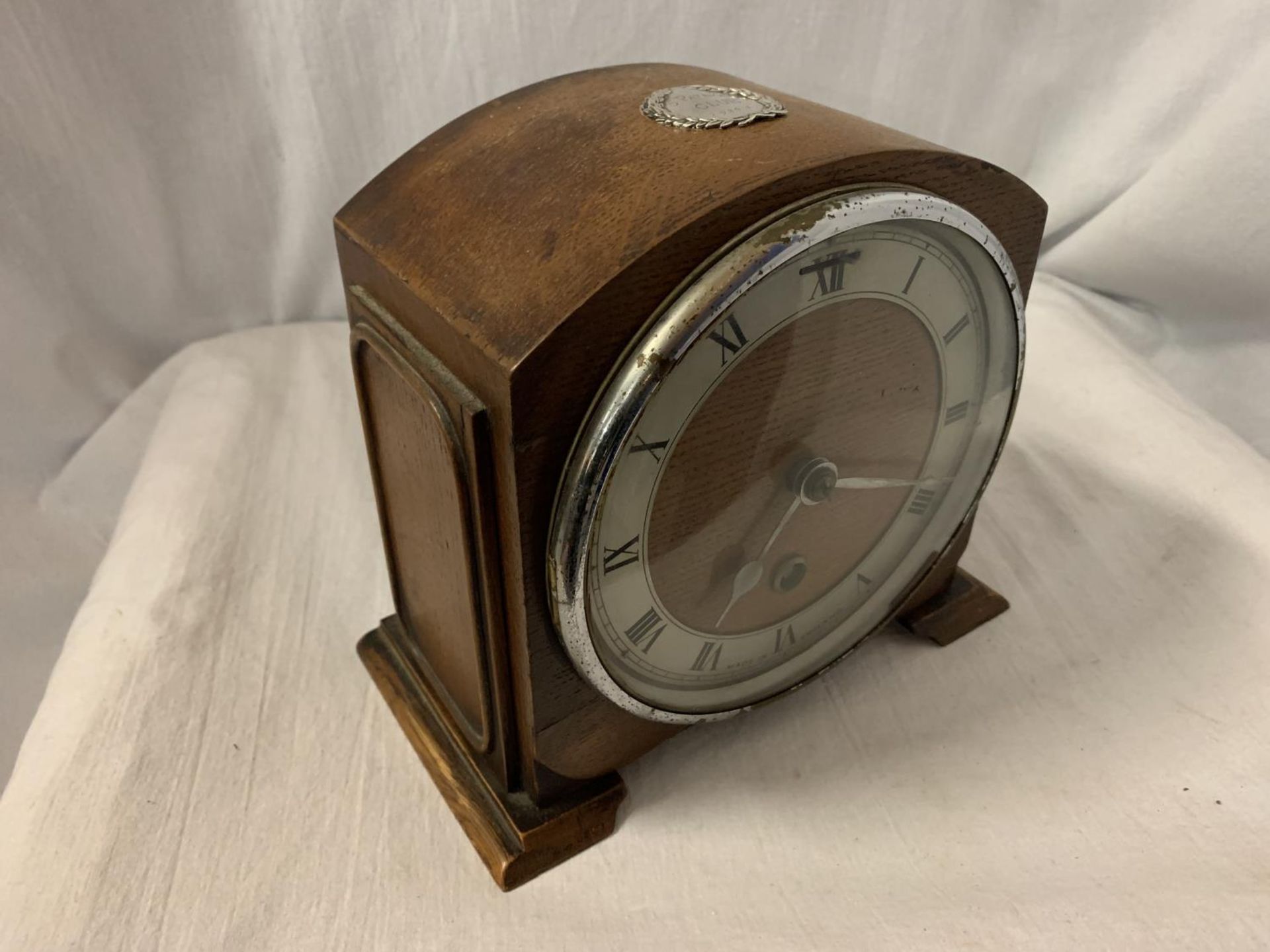 AN OAK MANTEL CLOCK WITH HALLMARKED SILVER PLATE STAMP ' ST PATRICK'S CLUB 1924 - 25' - Image 2 of 5