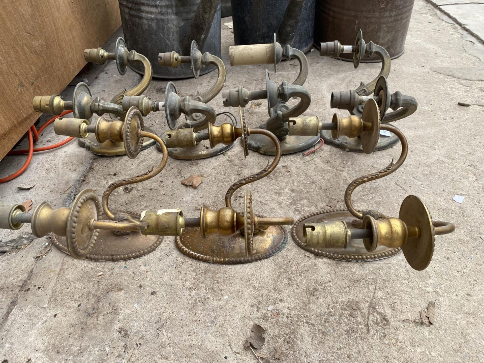 A COLLECTION OF SEVEN DECORATIVE BRASS LIGHT FITTINGS - Image 5 of 5