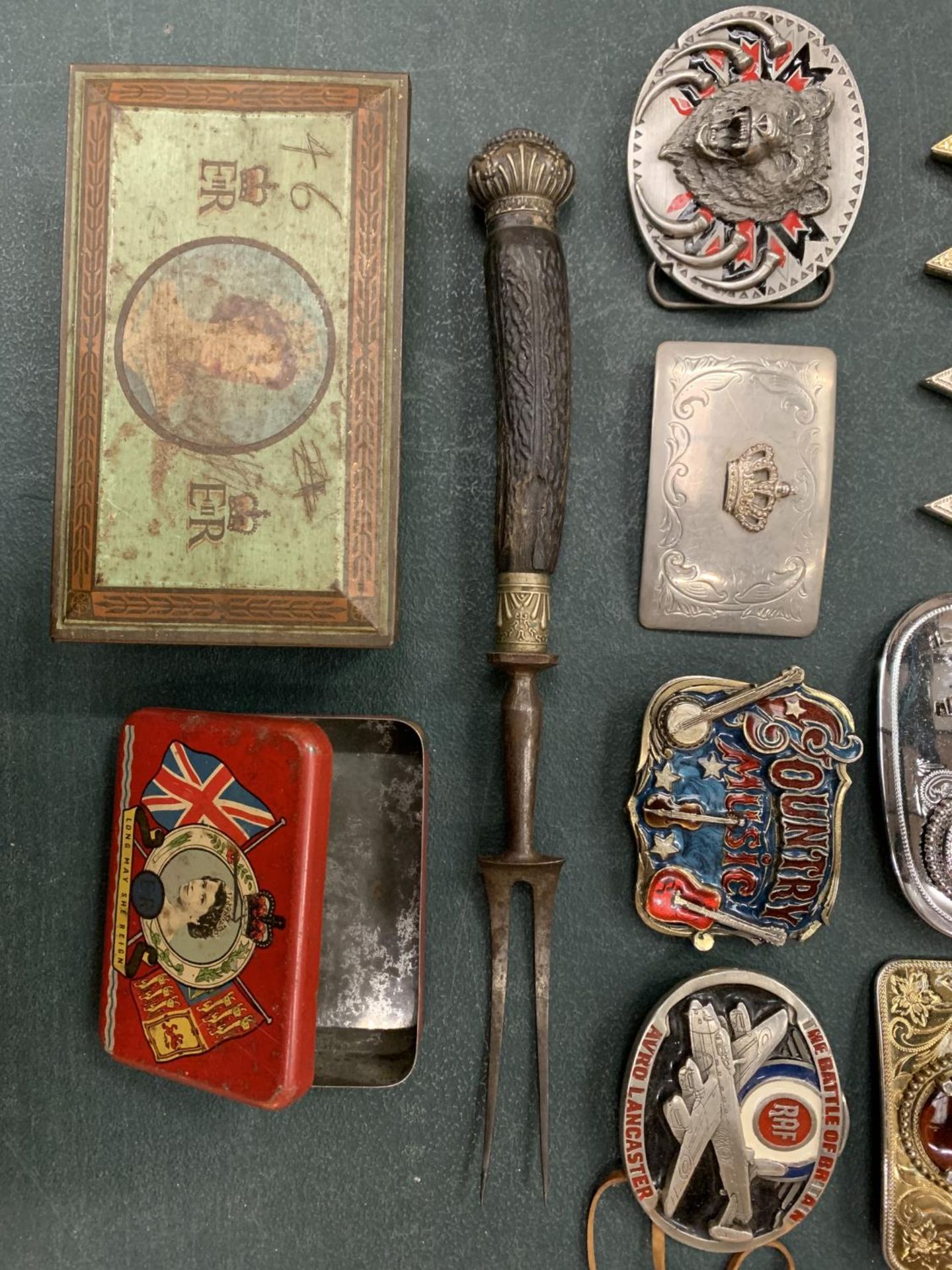 A COLLECTION OF ORNATE METAL BELT BUCKLES TO INCLUDE A BELT, TWO VINTAGE TINS, A VINTAGE LAMP AND - Image 3 of 4