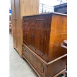 A YEW WOOD CROSS BANDED TV/VIDEO CABINET ON BRACKLY FEET 34" WIDE