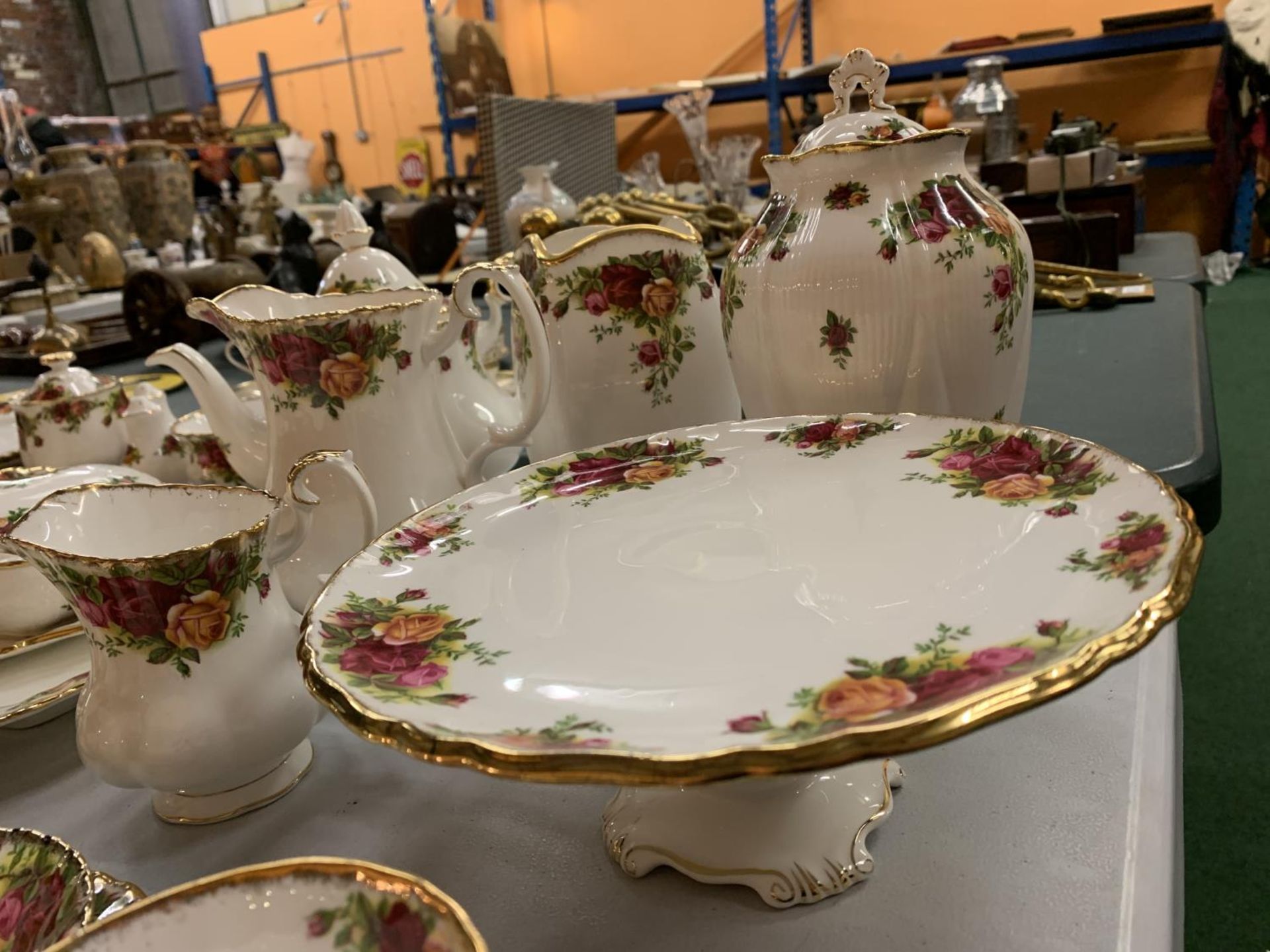 AN EXTENSIVE FIFTY SIX PIECE COLLECTION OF ROYAL ALBERT 'OLD COUNTRY ROSES' TO INCLUDE TWO BOXED - Image 3 of 5