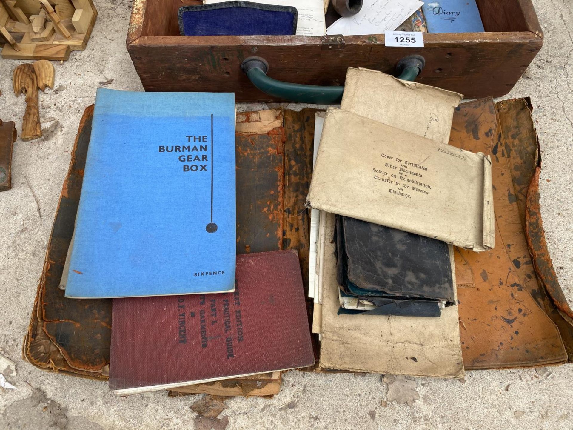 AN ASSORTMENT OF VINTAGE ITEMS TO INCLUDE A CARRY CASE, PIPE, AND MILITARY CORRESPONDANCE - Image 2 of 4