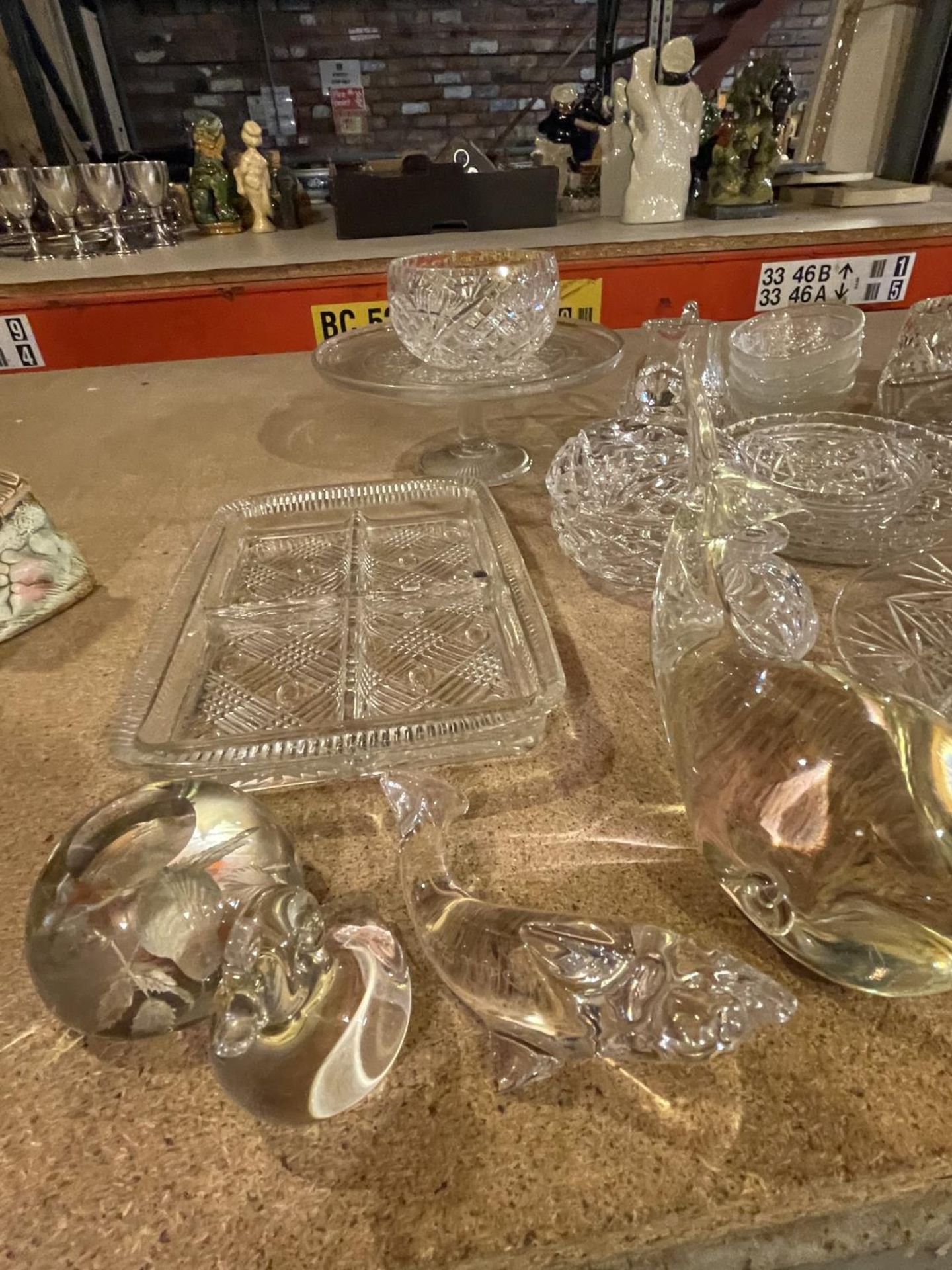 A QUANTITY OF GLASSWARE TO INCLUDE CUT GLASS BOWLS AND DISHES AND GLASS PAPER WEIGHTS - Image 4 of 4