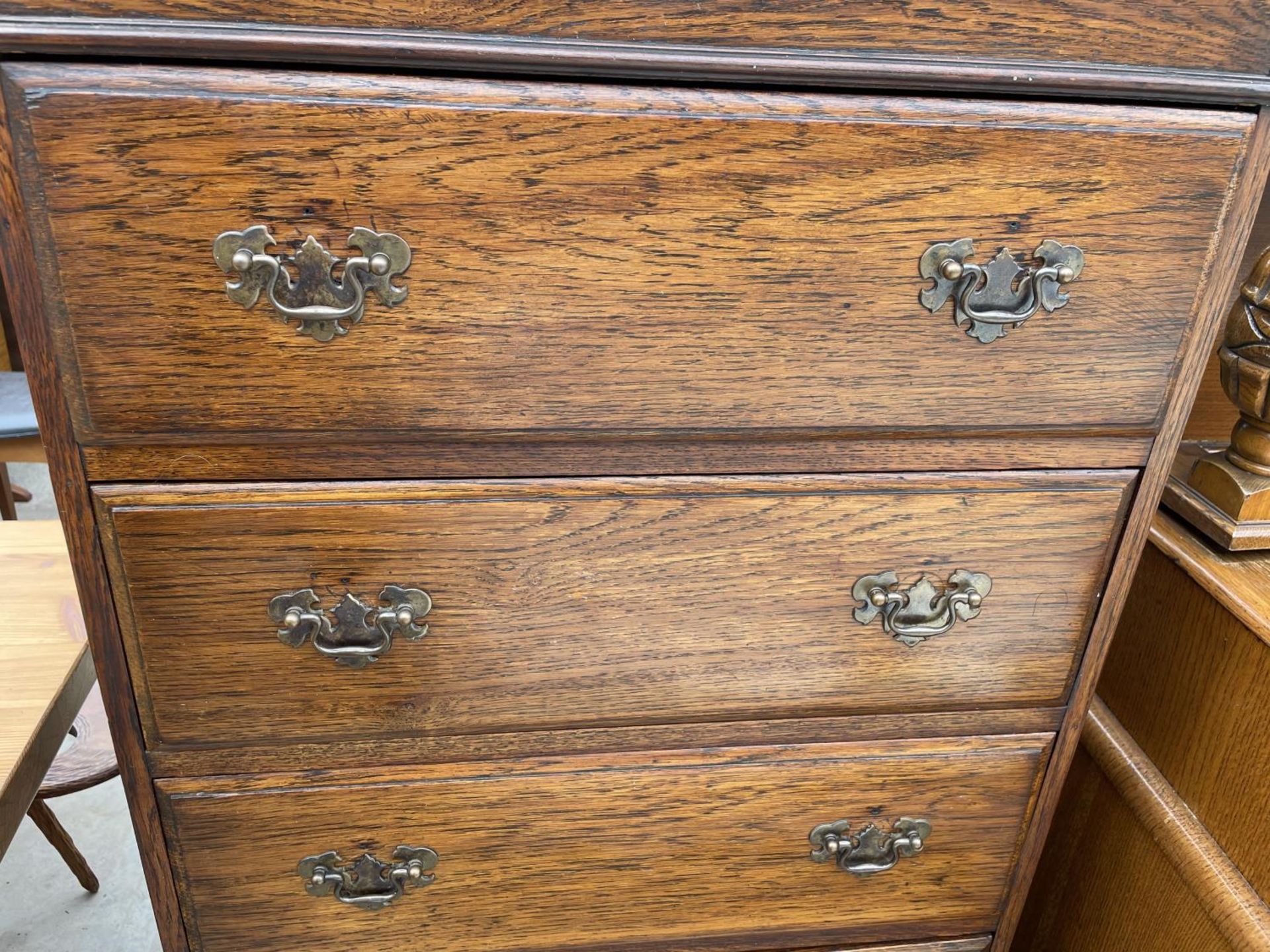 AN EARLY 20TH CENTURY NARROW OAK CHEST OF SIX DRAWERS ON BRACKET FEET, 24" WIDE - Image 2 of 4