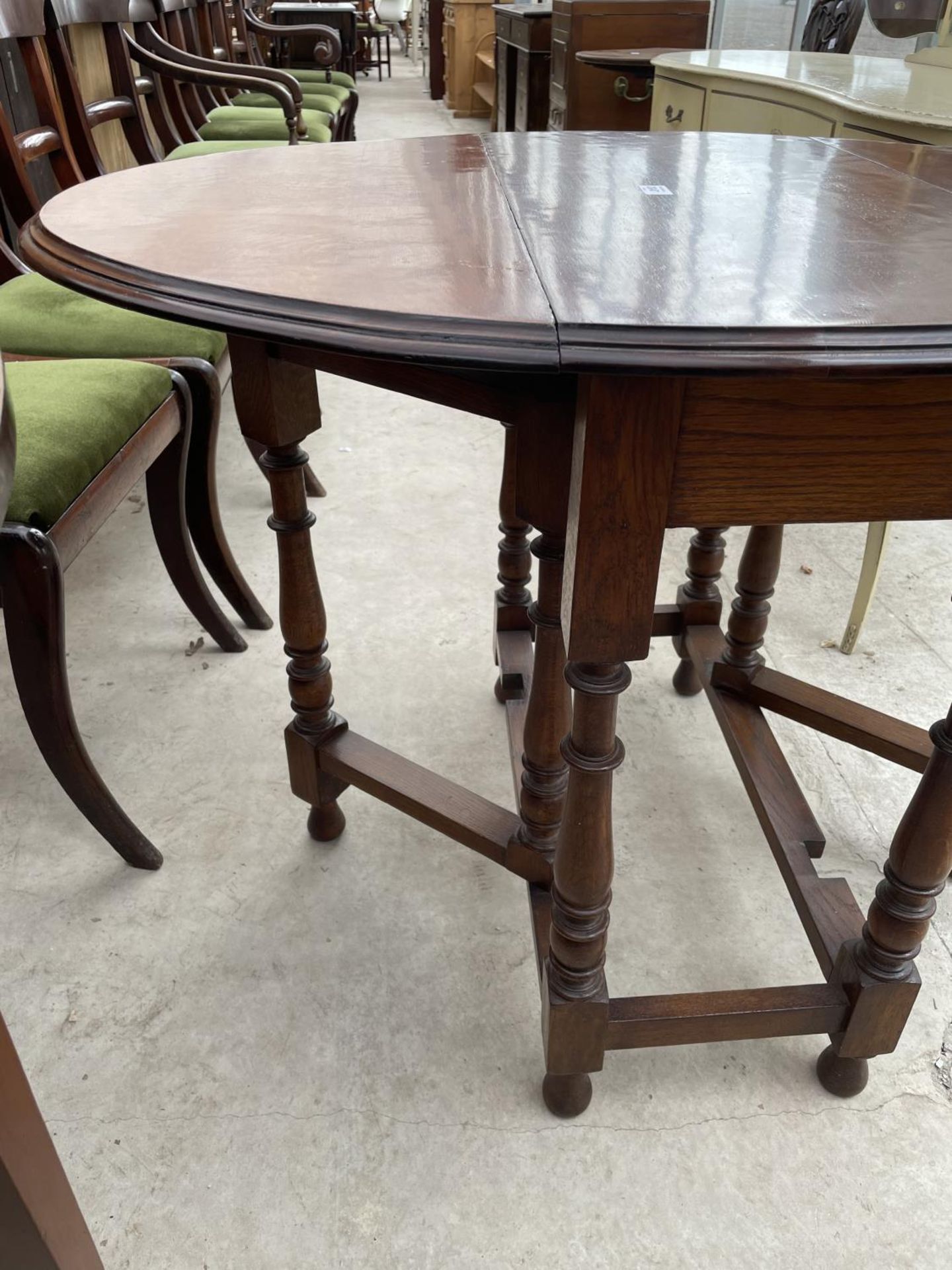 AN EARLY 20TH CENTURY OVAL OAK DINING TABLE ON TURNED LEGS, 30X42" - Image 5 of 5