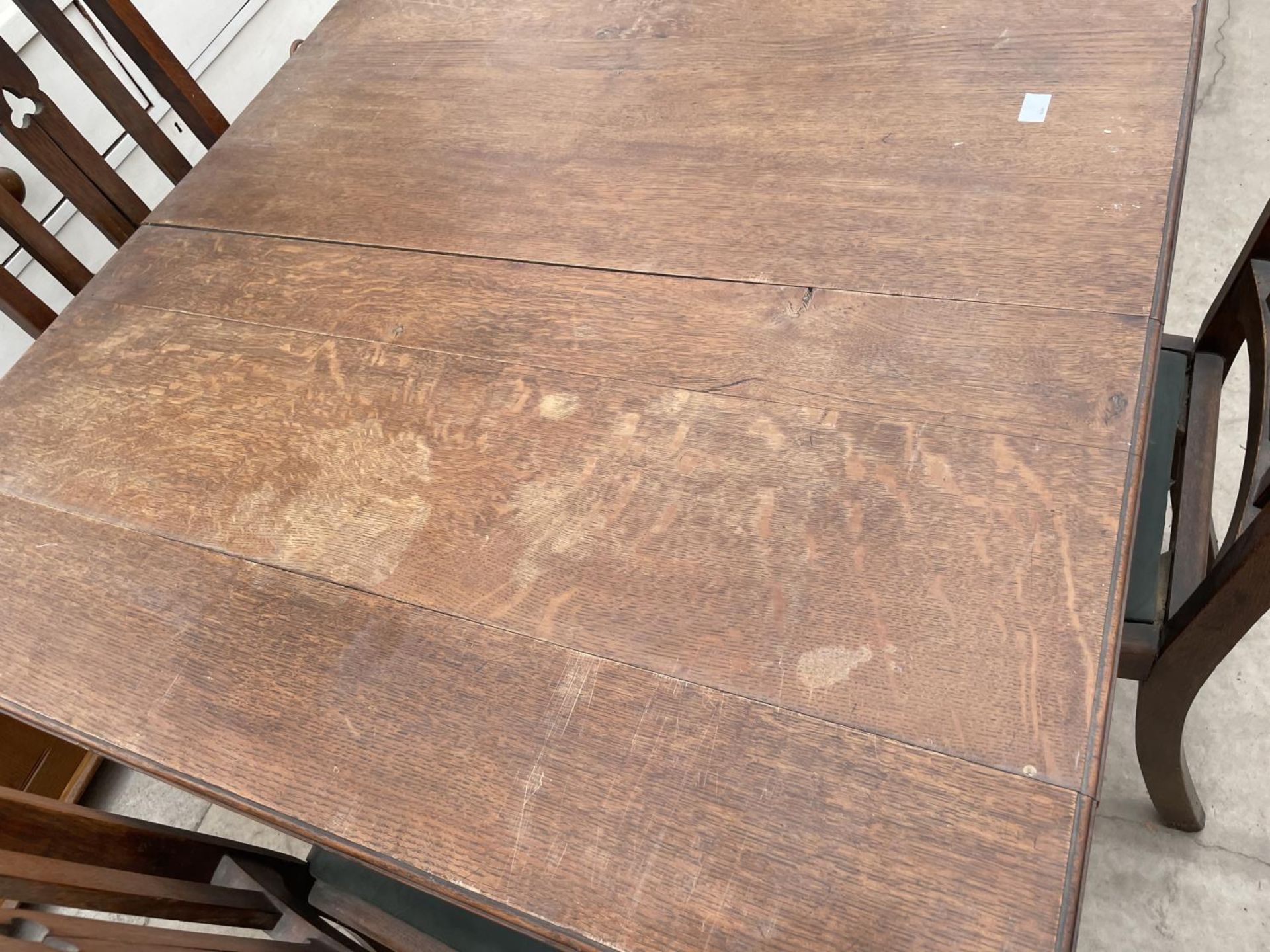 AN EDWARDIAN OAK WINDOUT DINING TABLE WITH CARVED CORNERS 42" SQUAREPLUS 4 OAK ART NOUVEAU DINING - Image 2 of 6